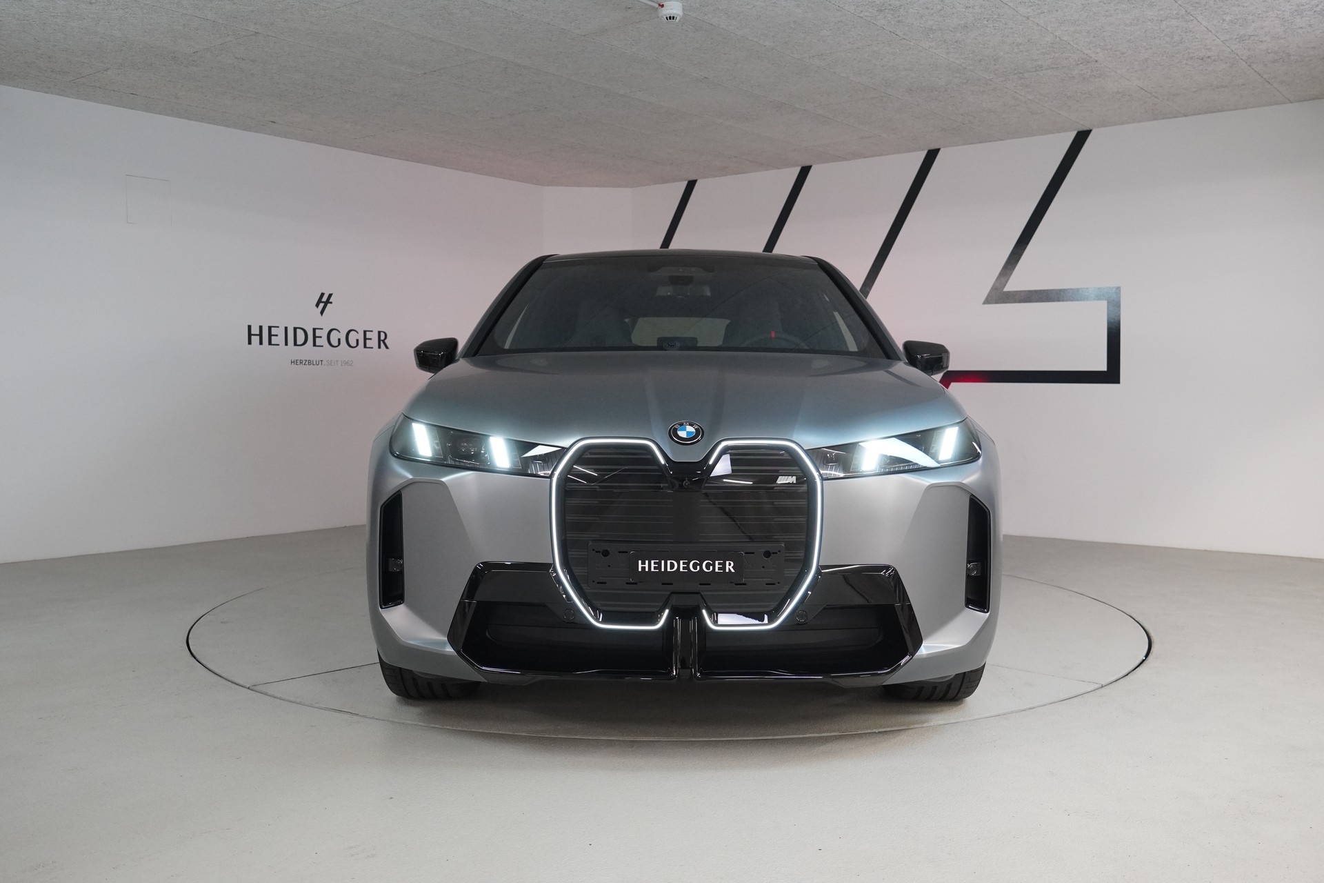 BMW iX M70 xDrive-image-1