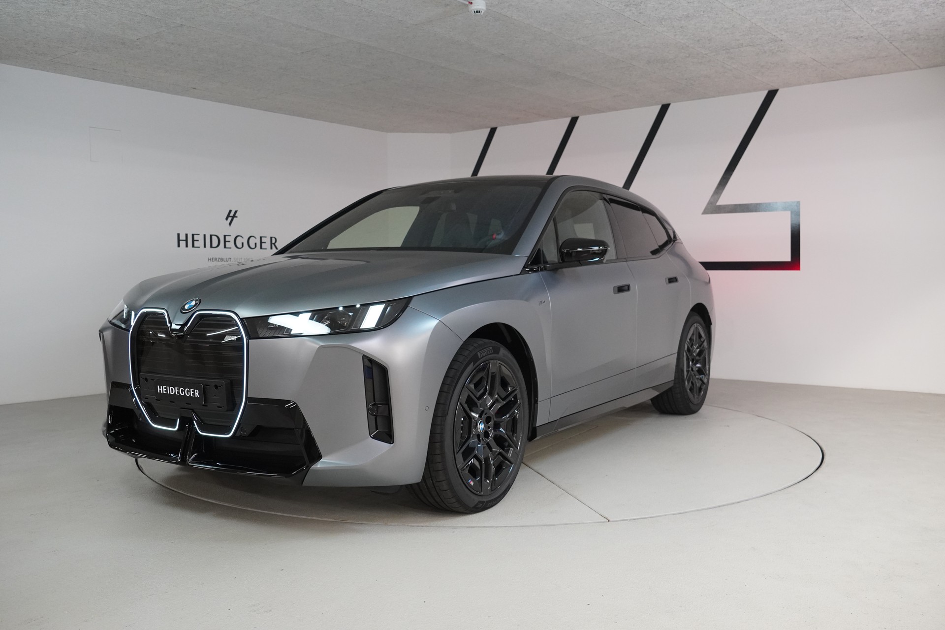 BMW iX M70 xDrive-image-0