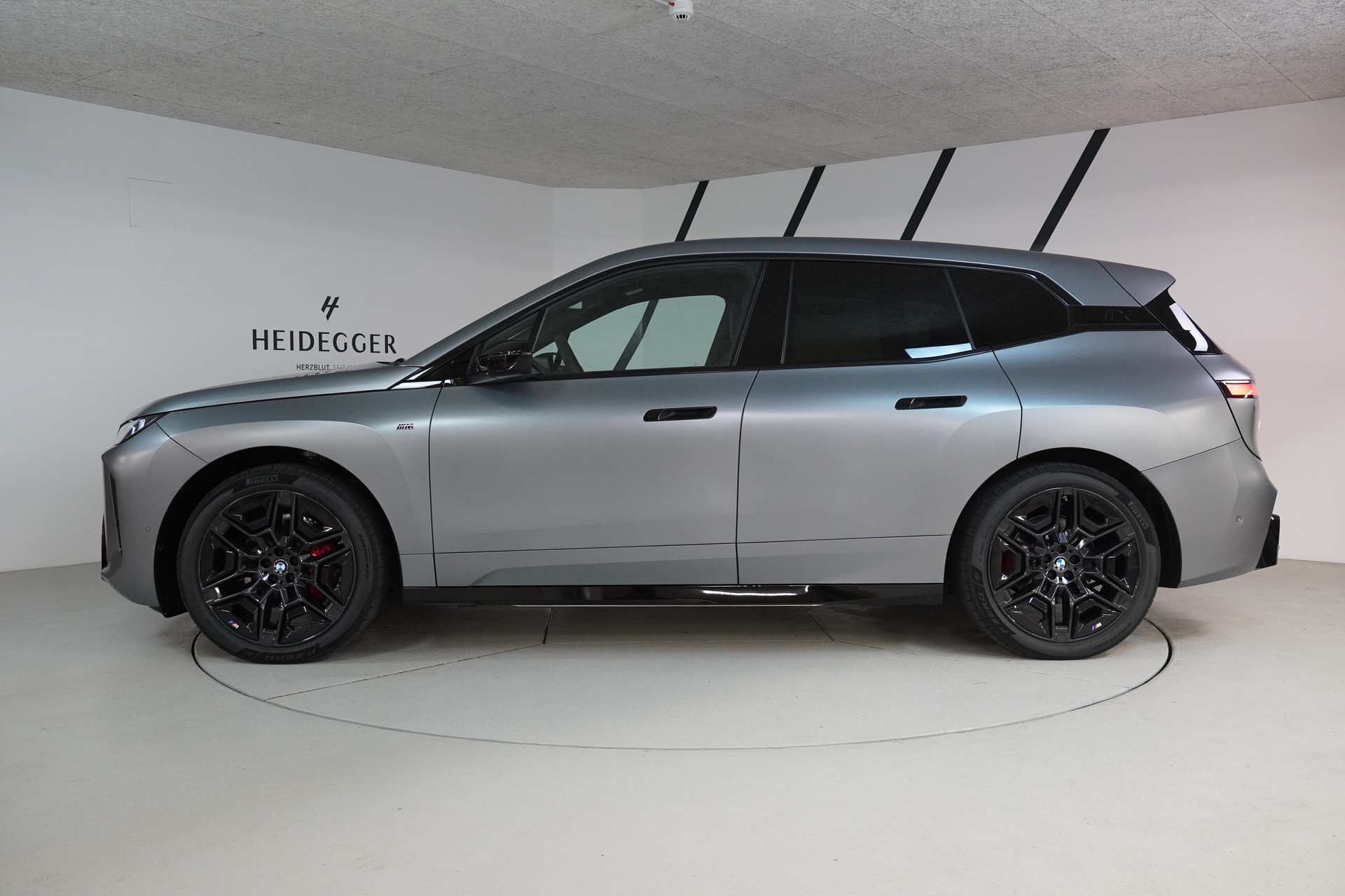 BMW iX M70 xDrive-image-3