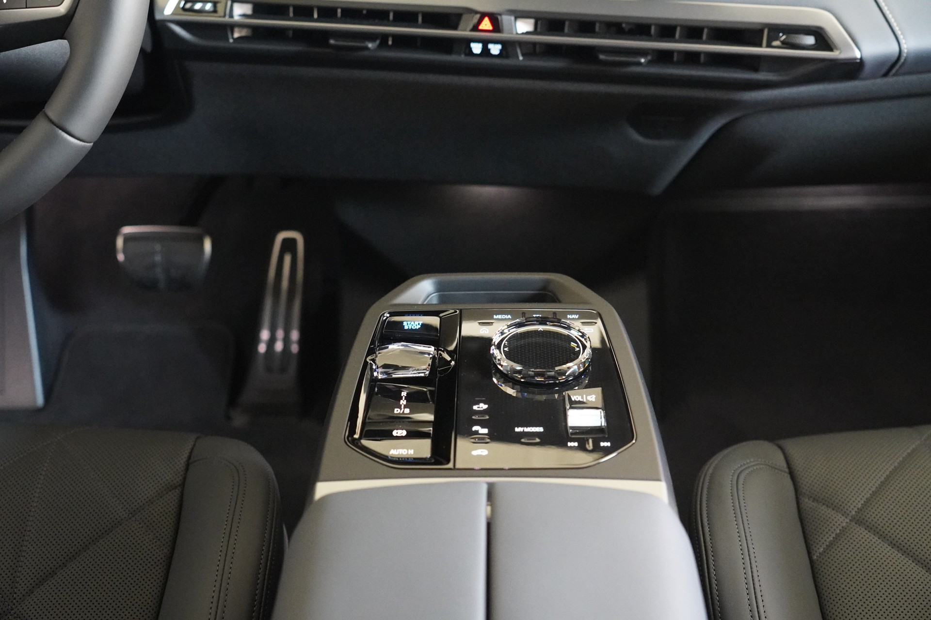 BMW iX M70 xDrive-image-19