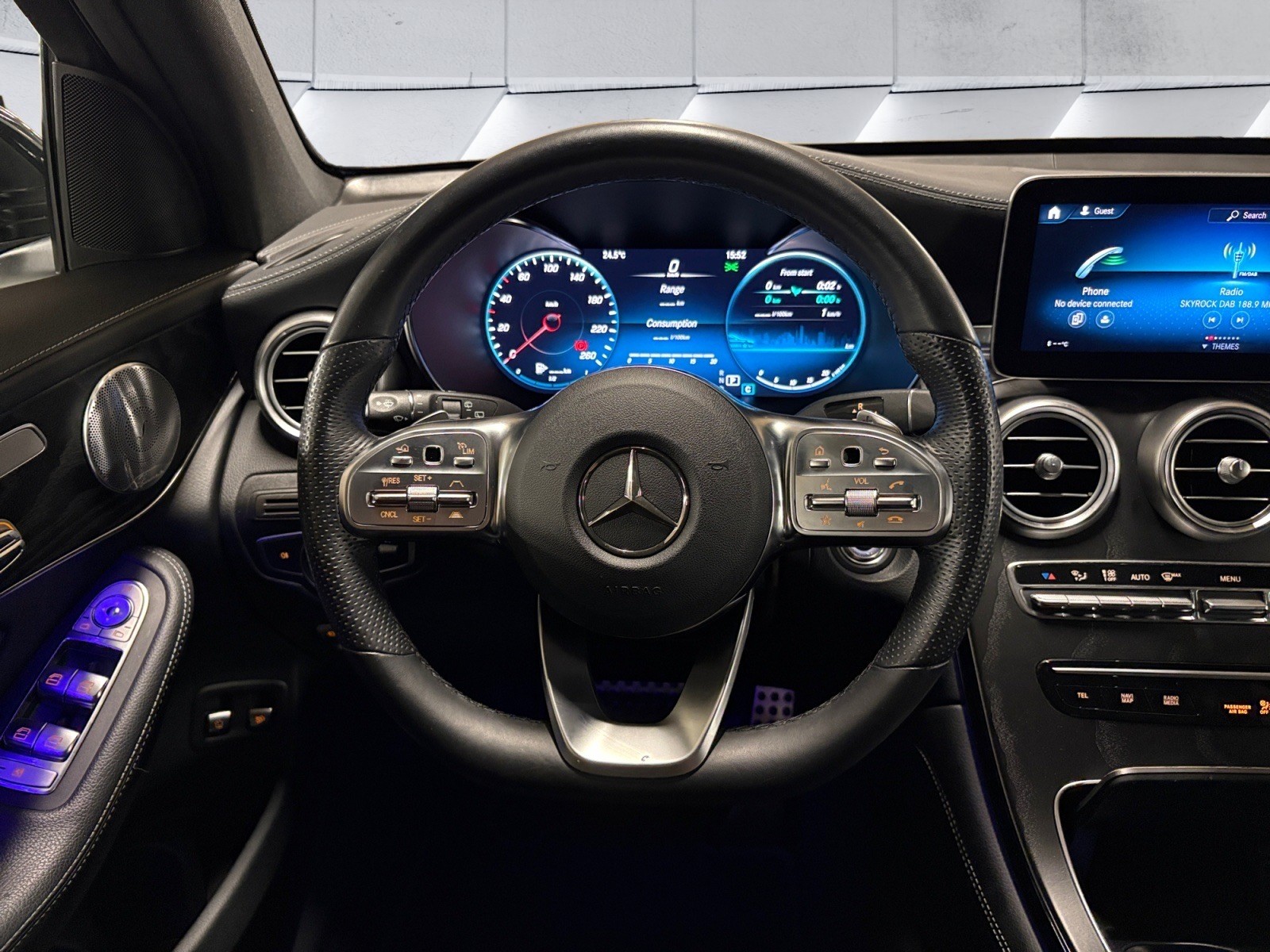 MERCEDES-BENZ GLC 200 AMG Line 4Matic 9G-Tronic-image-9
