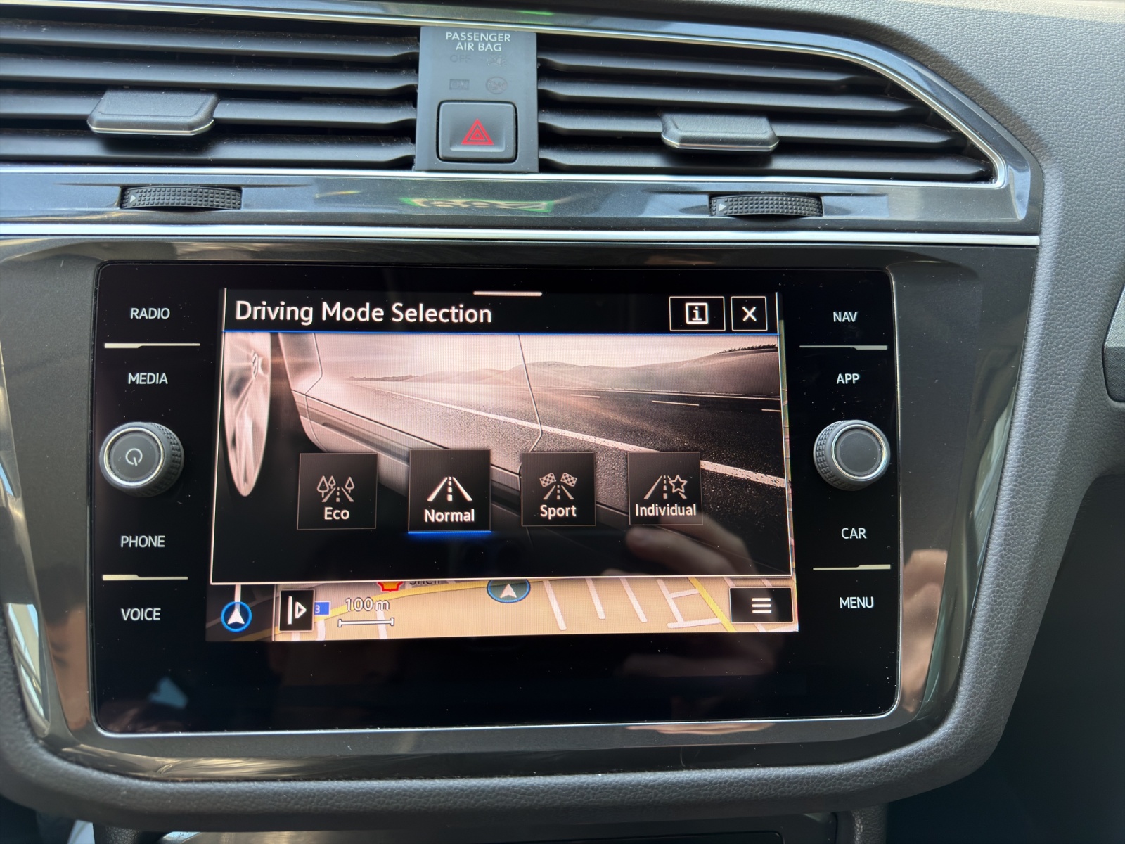 VW Tiguan 2.0 TDI SCR Elegance 4Motion DSG-image-14