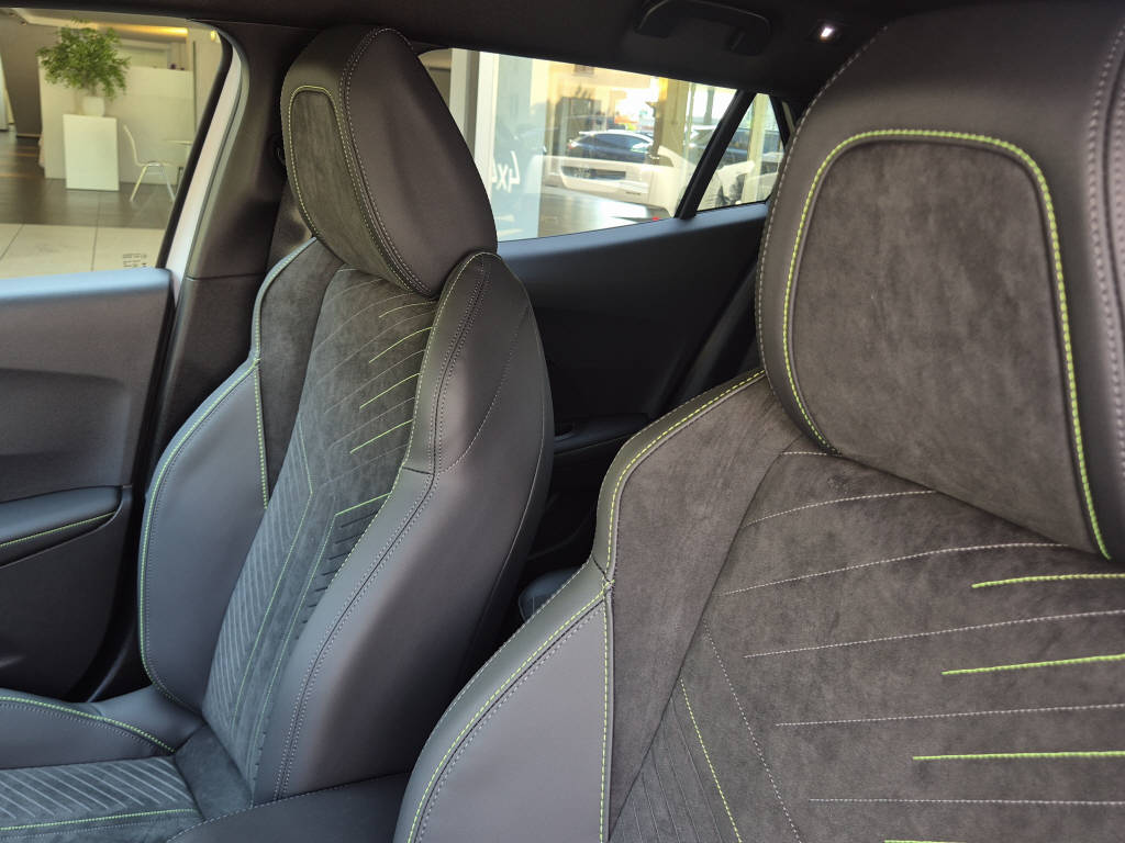 PEUGEOT 2008 1.2 Hybrid 145 GT-image-7