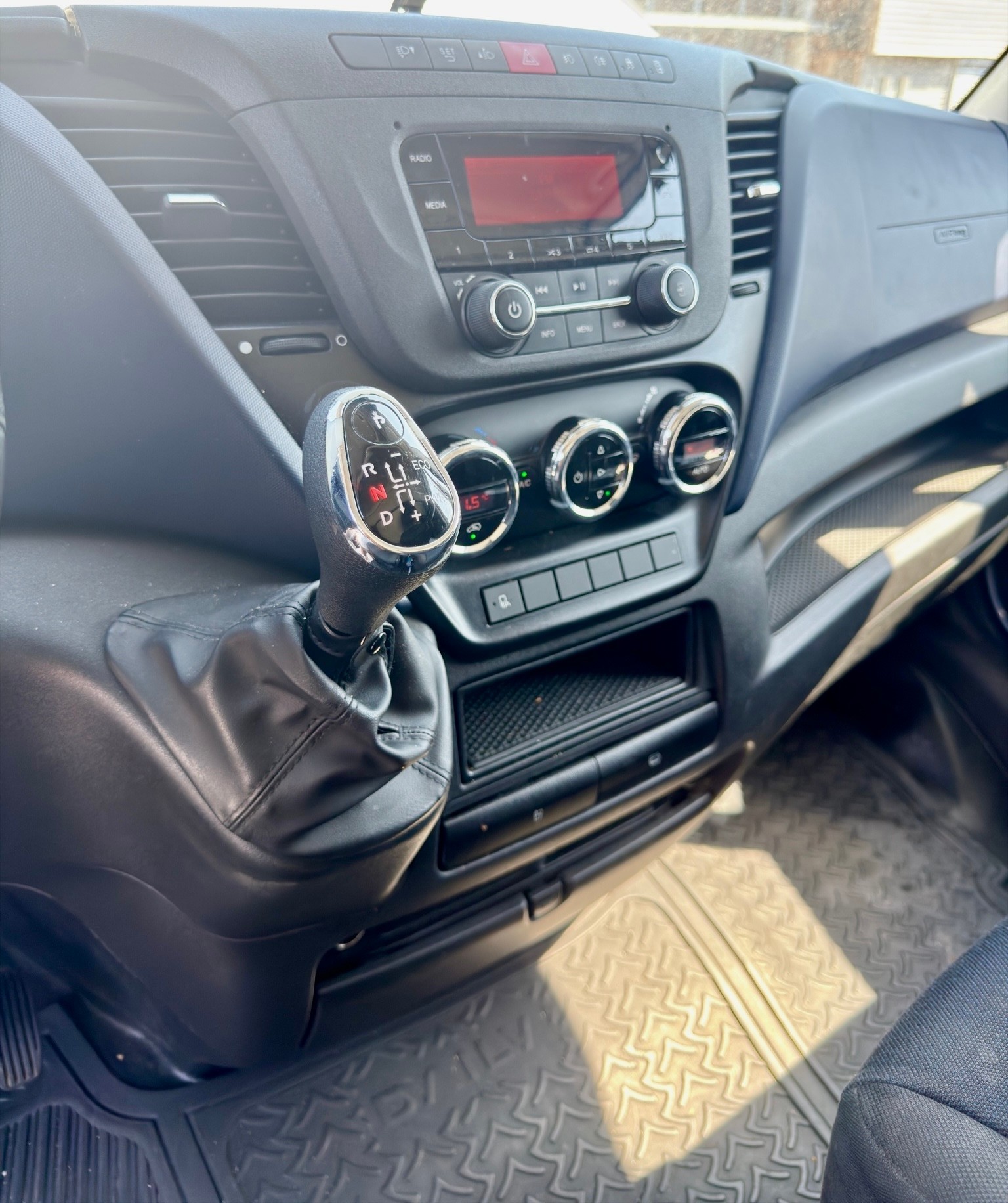 IVECO 35 S 18 Automatik, 180 PS, Koffer mit Hebebühne, AHK 3.5 T-image-11