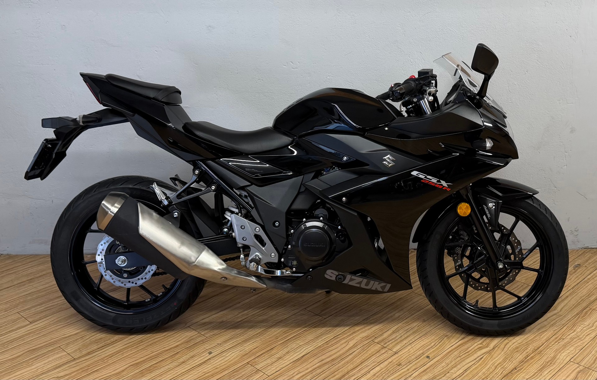 SUZUKI GSX-R 250 L7-showroom-element-1