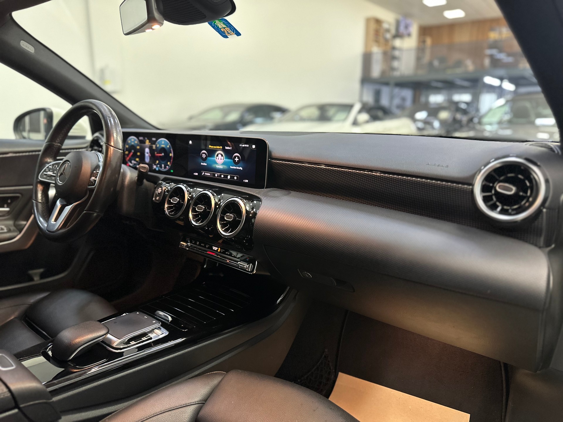 MERCEDES-BENZ A 180 d AMG Line-image-12