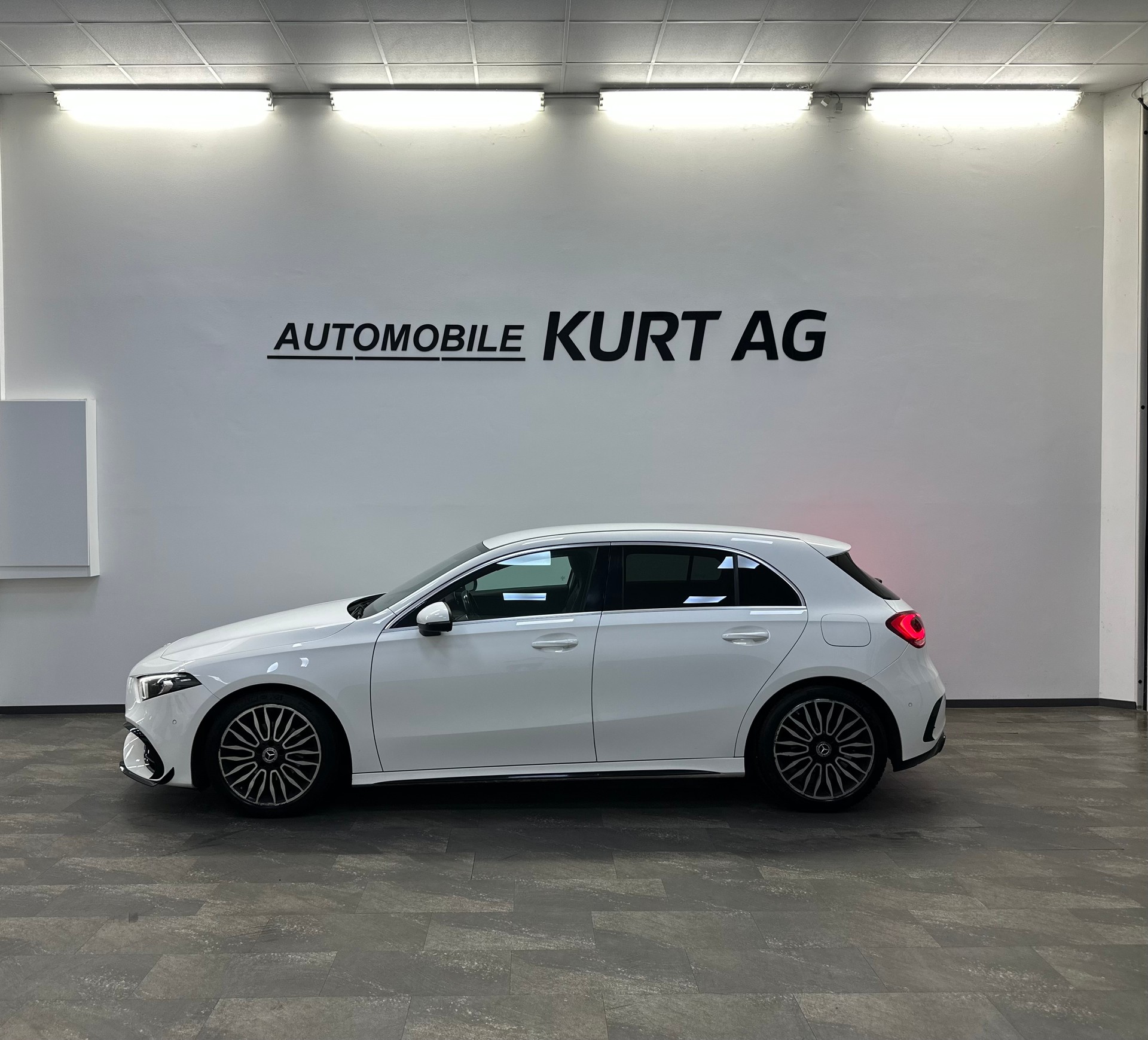 MERCEDES-BENZ A 180 d AMG Line-image-2