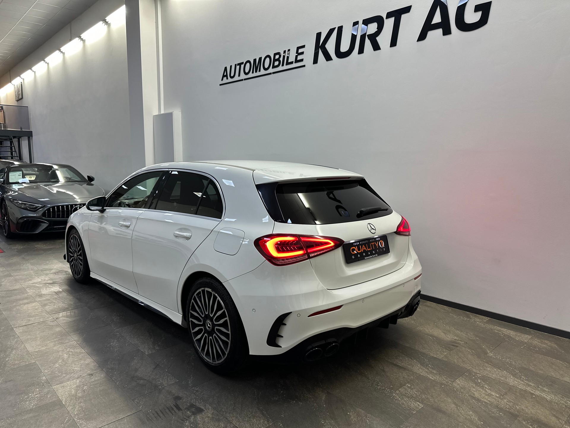 MERCEDES-BENZ A 180 d AMG Line-image-3