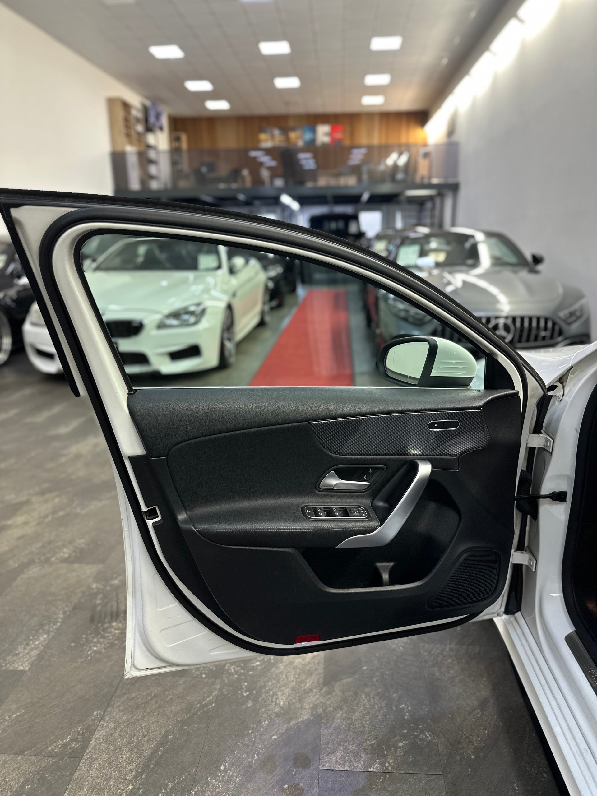 MERCEDES-BENZ A 180 d AMG Line-image-18