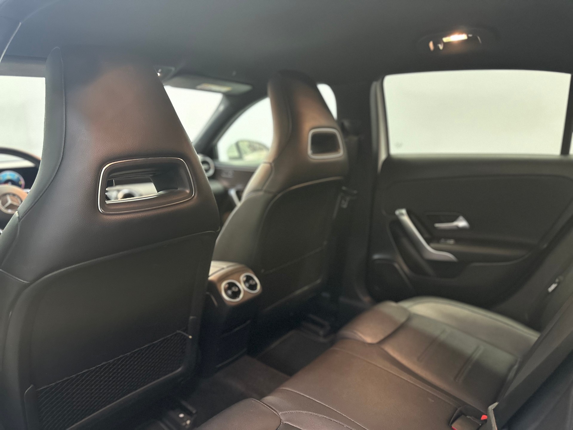 MERCEDES-BENZ A 180 d AMG Line-image-14