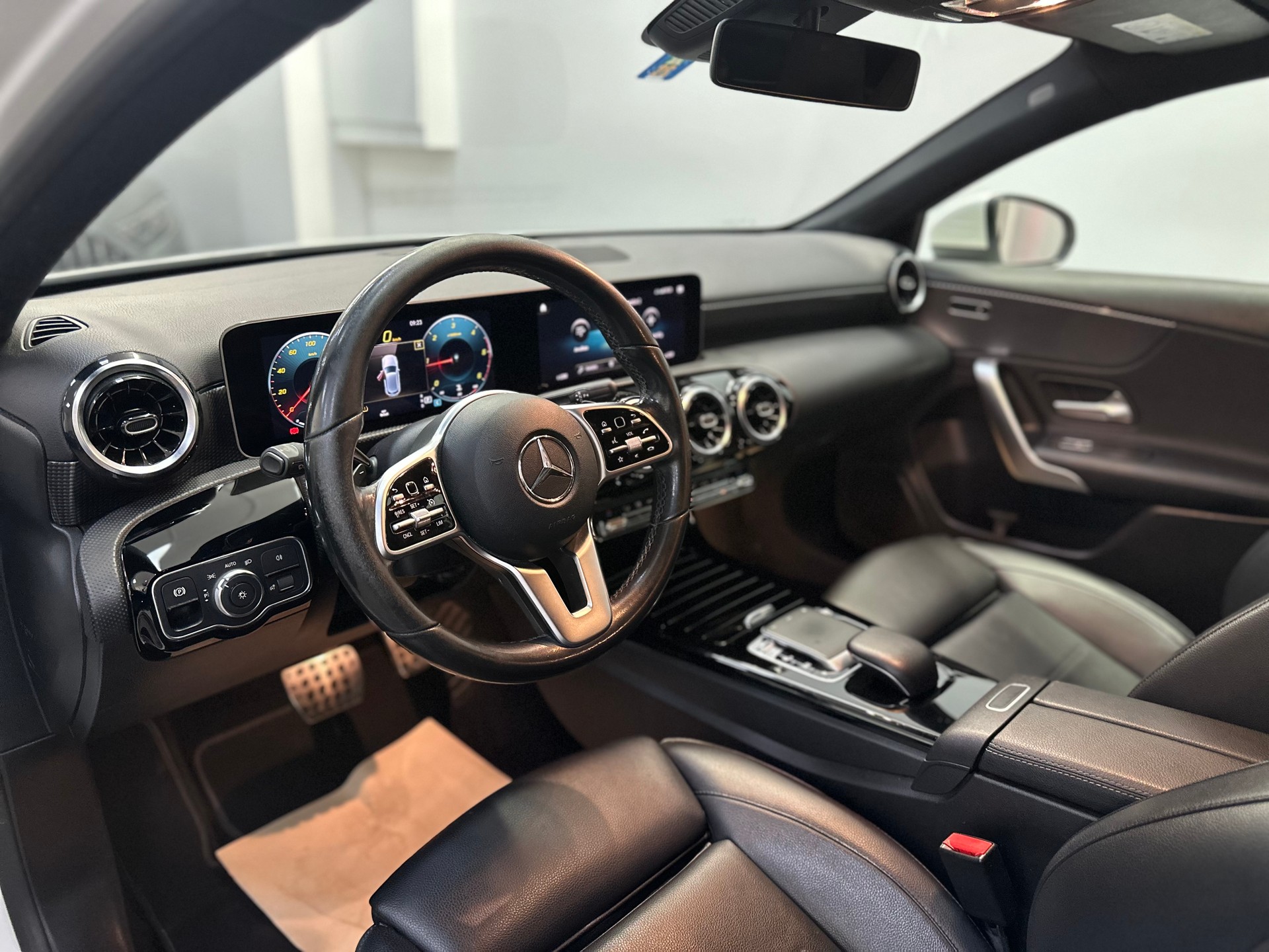MERCEDES-BENZ A 180 d AMG Line-image-13