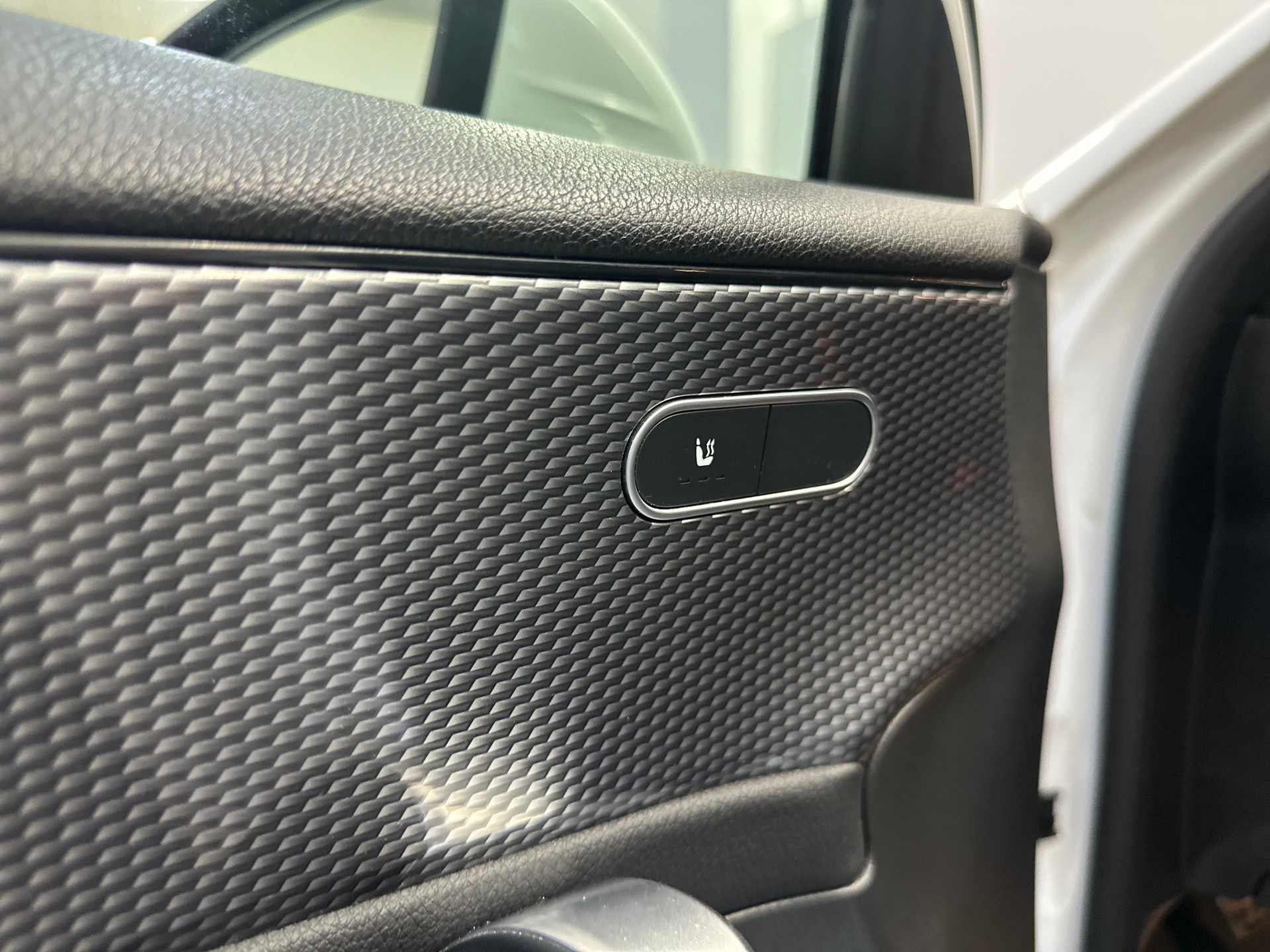 MERCEDES-BENZ A 180 d AMG Line-image-16
