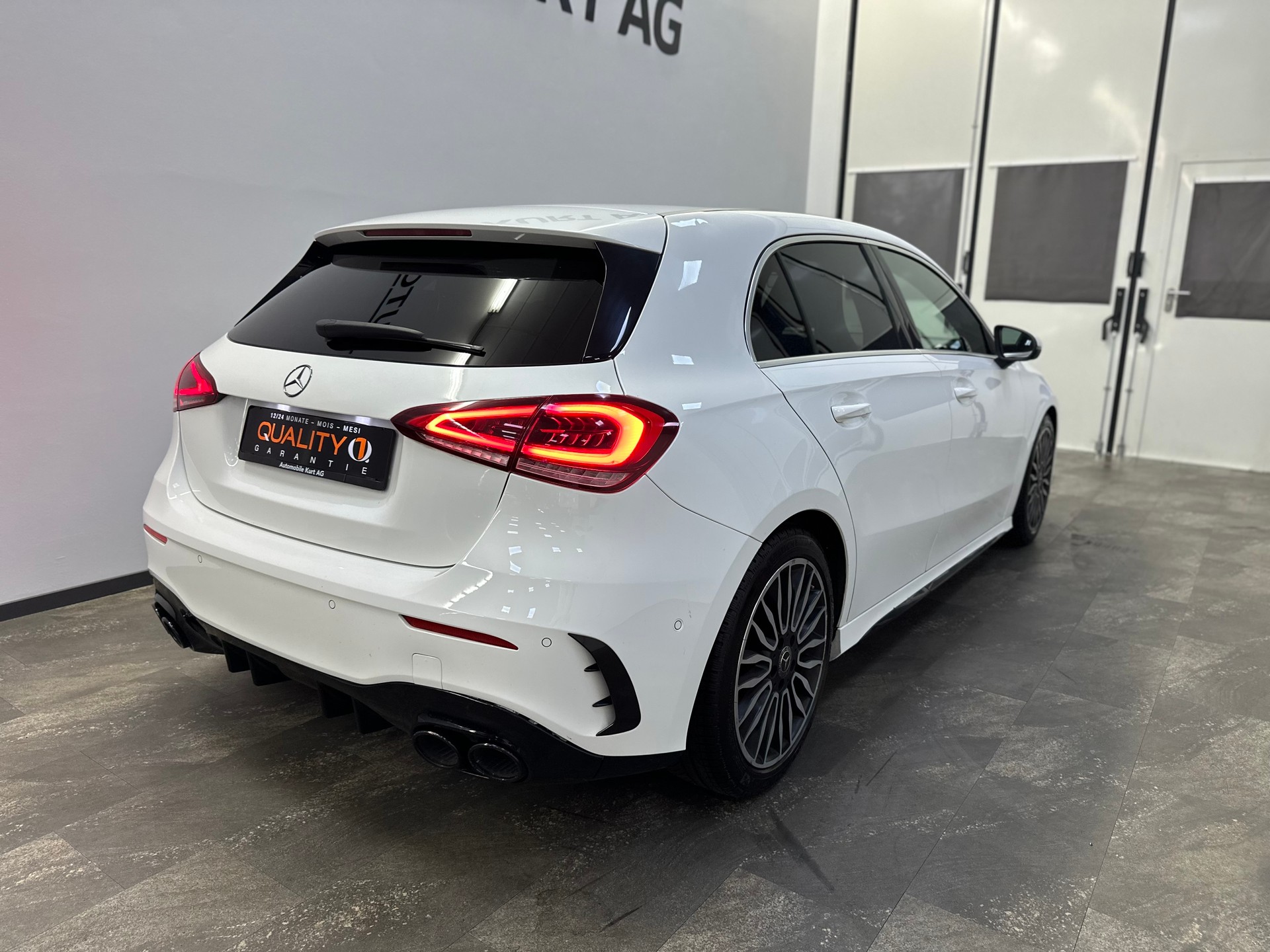 MERCEDES-BENZ A 180 d AMG Line-image-9