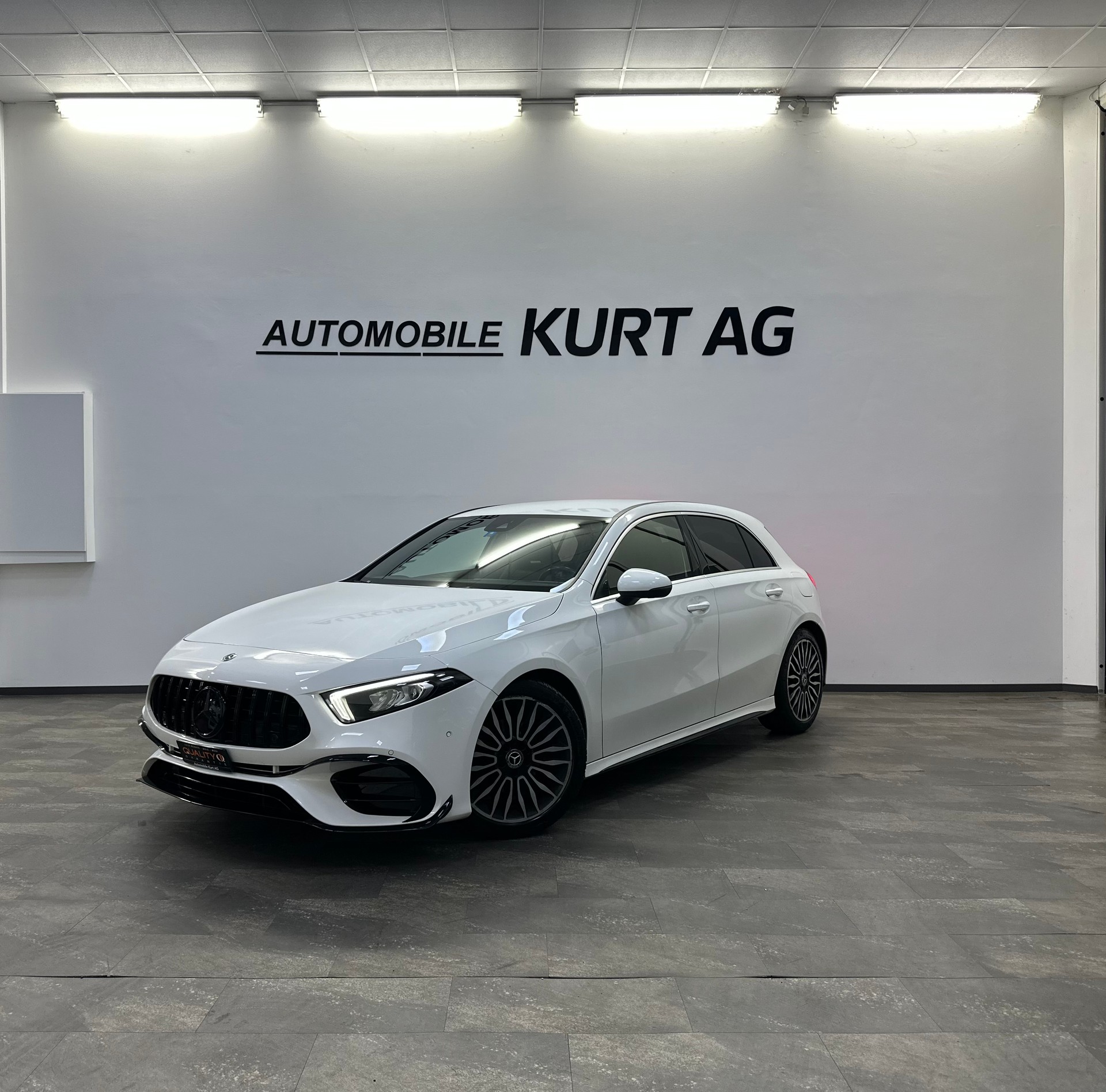 MERCEDES-BENZ A 180 d AMG Line-image-0