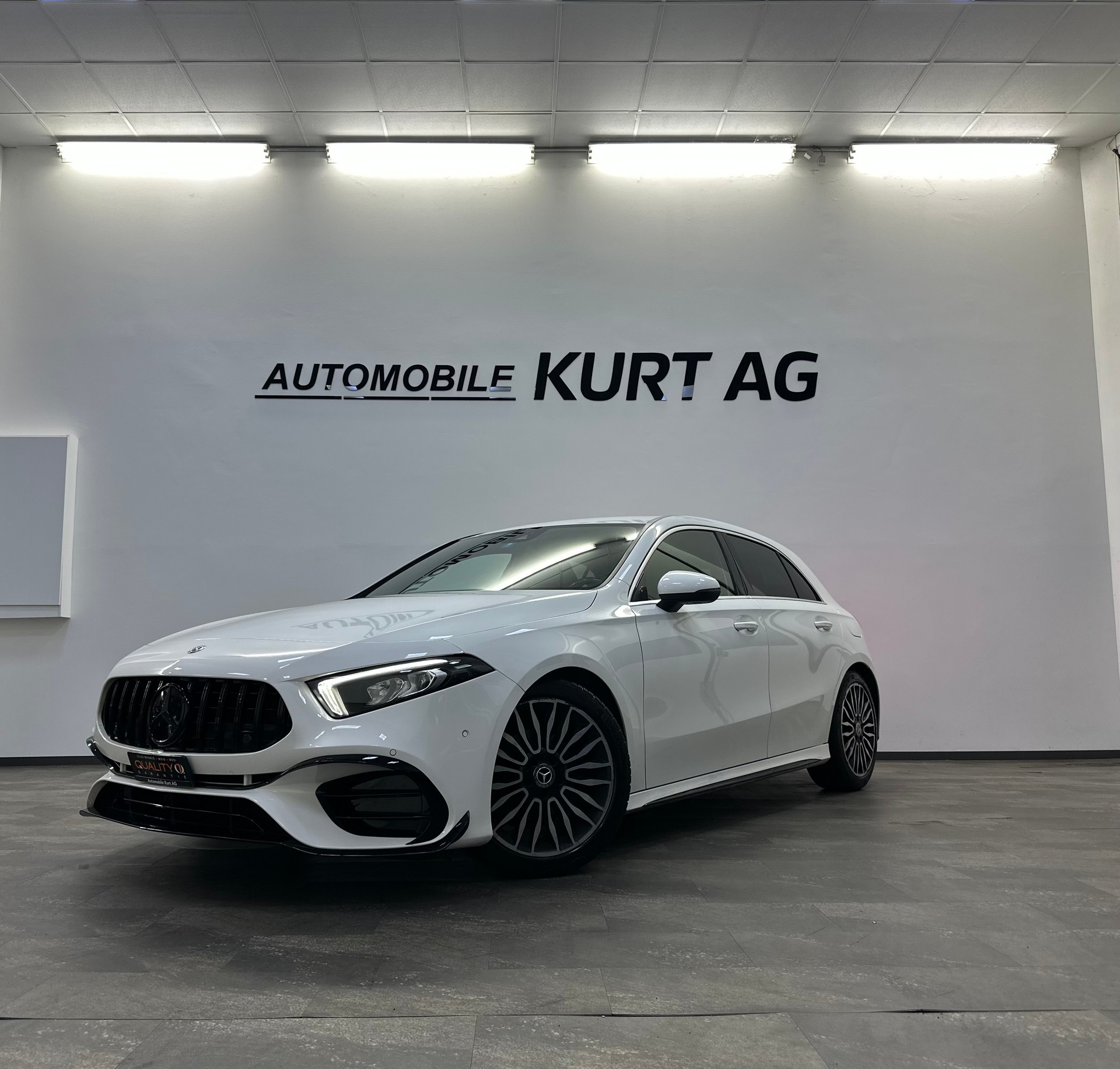 MERCEDES-BENZ A 180 d AMG Line-image-1