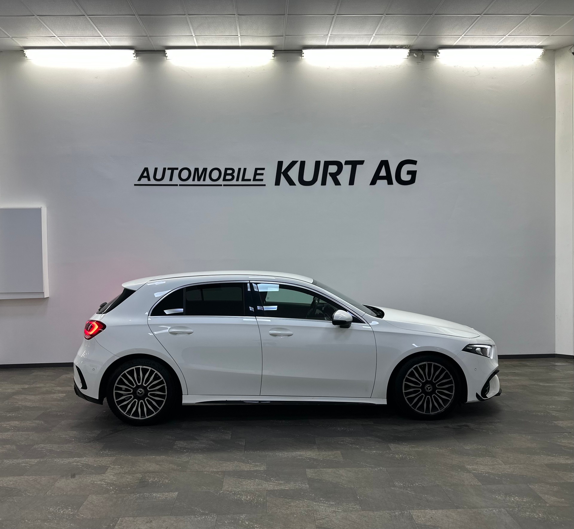 MERCEDES-BENZ A 180 d AMG Line-image-6