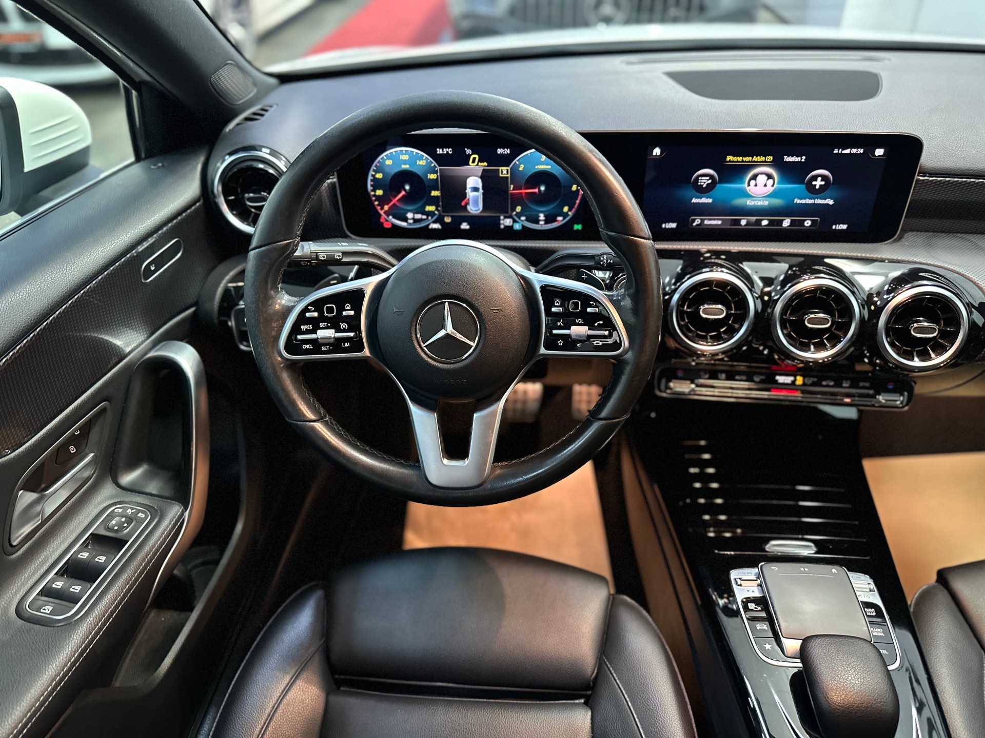 MERCEDES-BENZ A 180 d AMG Line-image-10