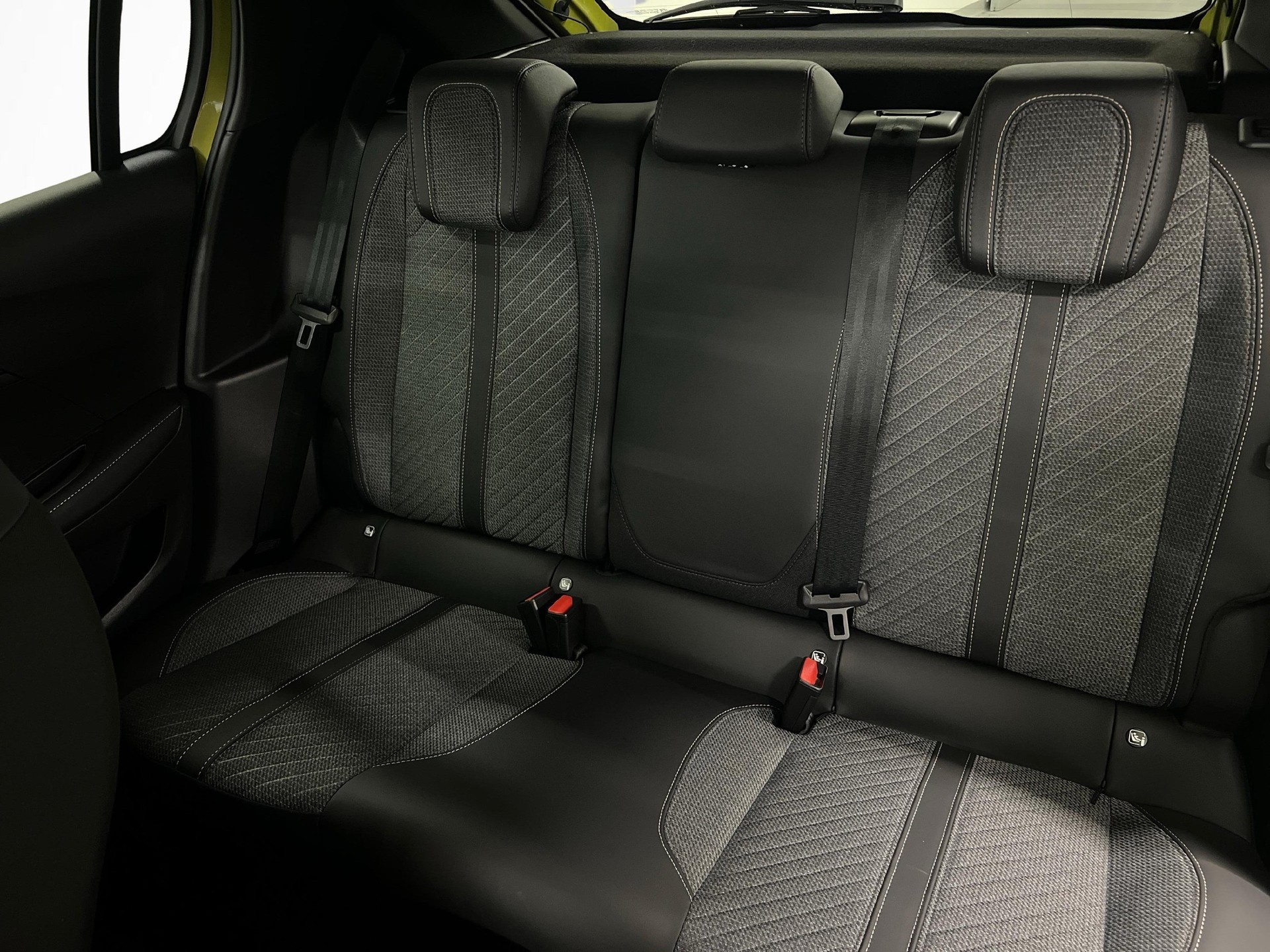 PEUGEOT 208 1.2 Hybrid Allure Premium-image-11