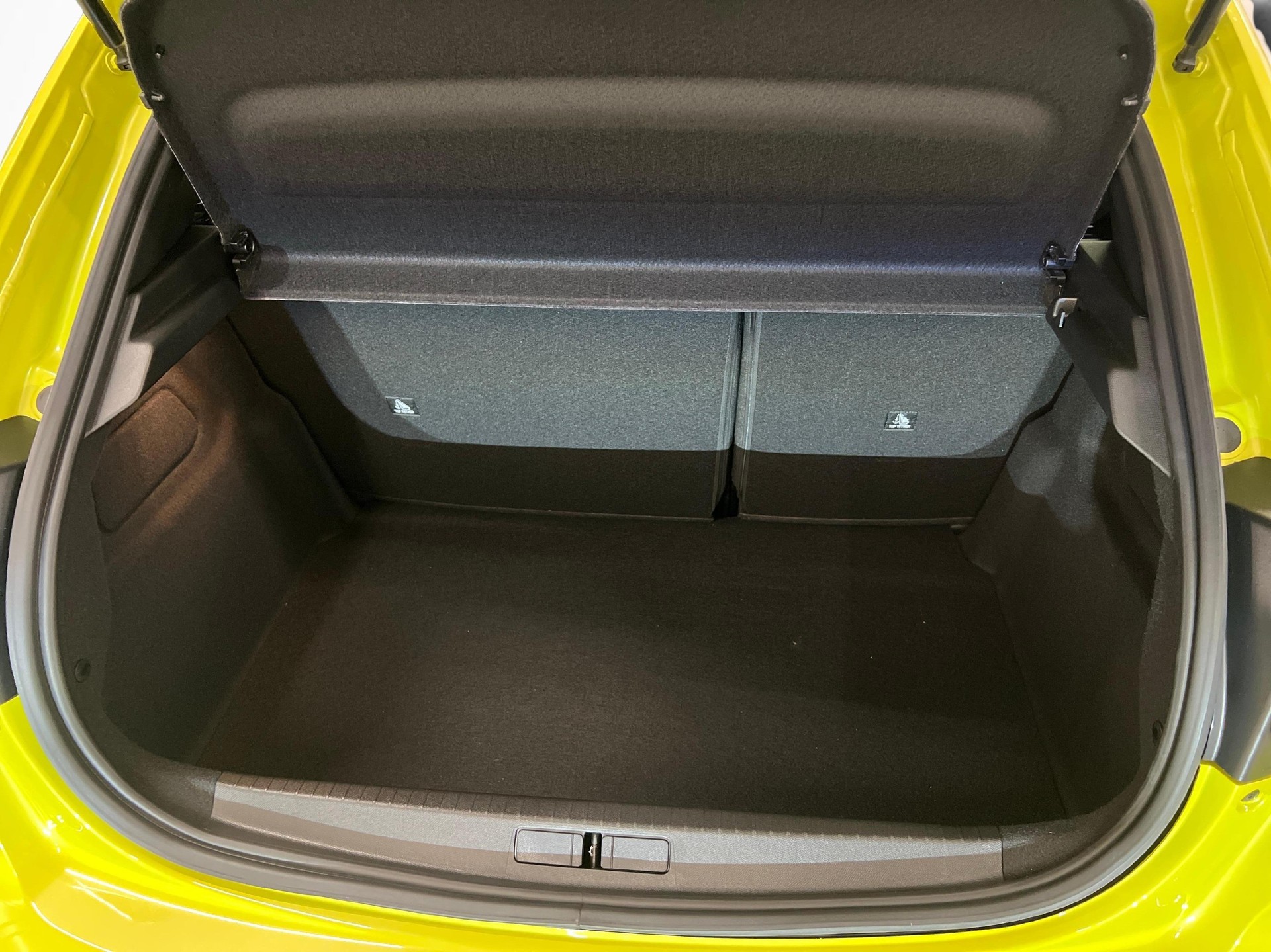 PEUGEOT 208 1.2 Hybrid Allure Premium-image-4