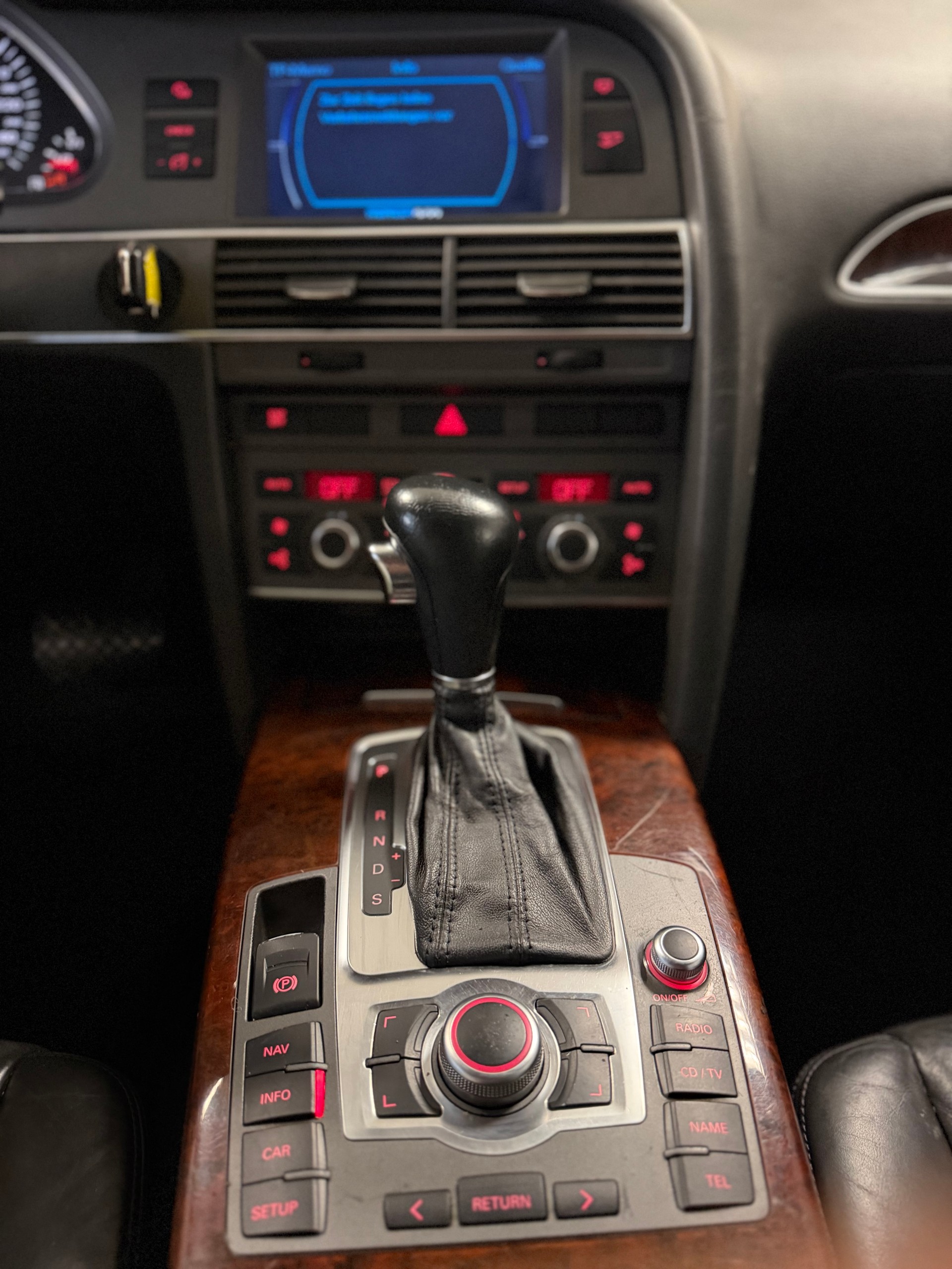 AUDI A6 Limousine 3.0 V6 TDI quattro-image-24