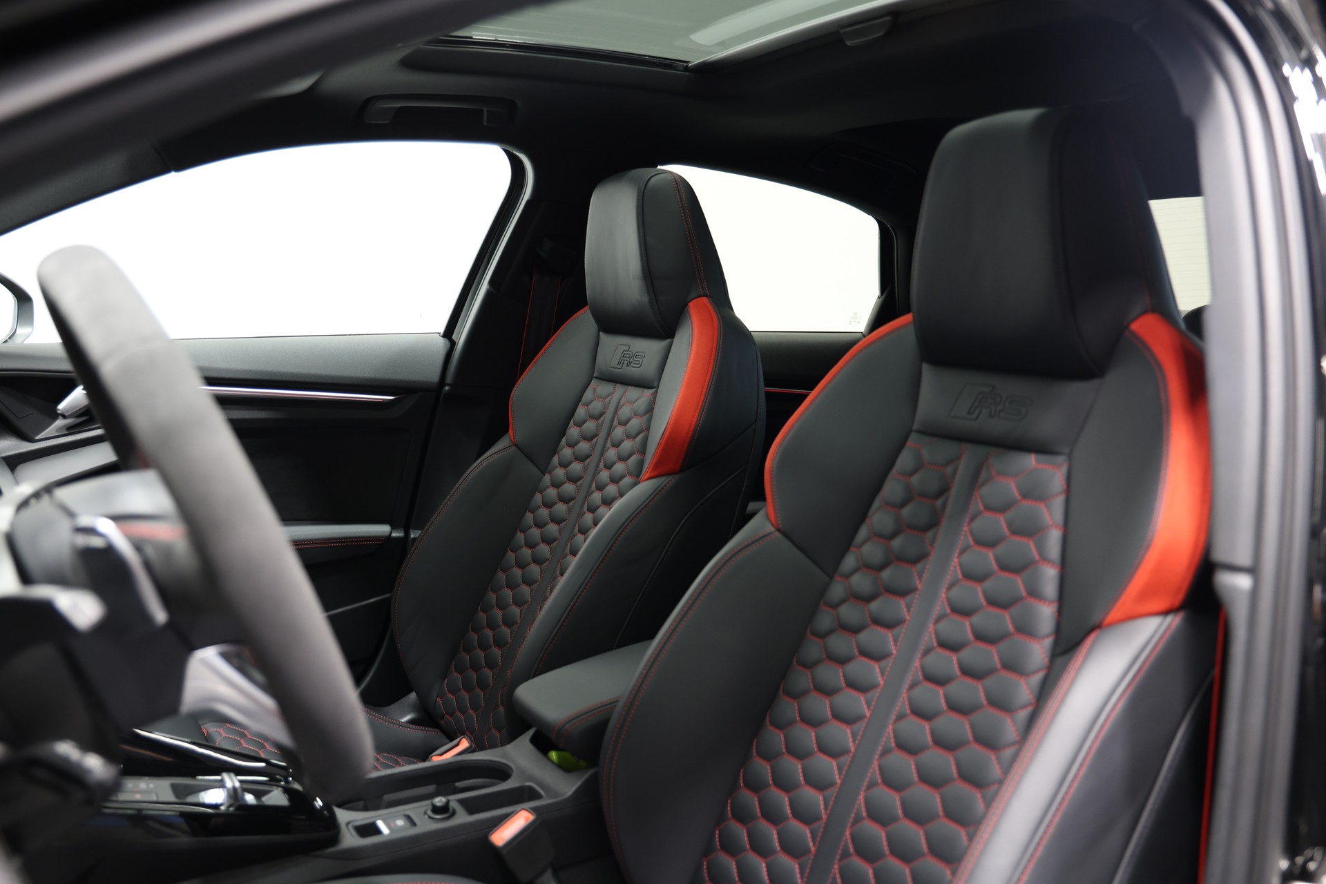 AUDI RS3 Limousine 2.5 TSI quattro S-tronic *Audi Werksgarantie bis 12.2026*-image-16
