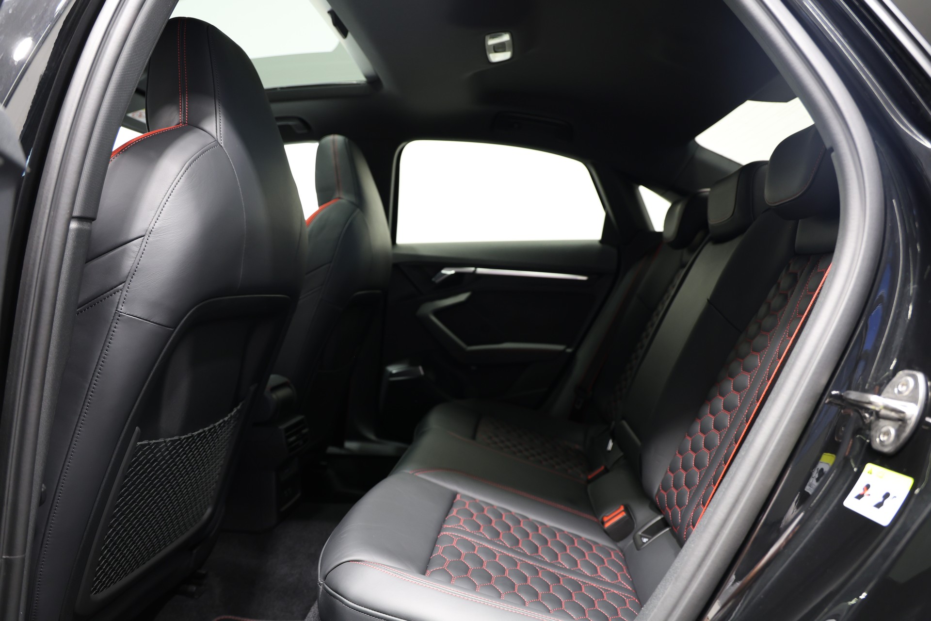 AUDI RS3 Limousine 2.5 TSI quattro S-tronic *Audi Werksgarantie bis 12.2026*-image-17