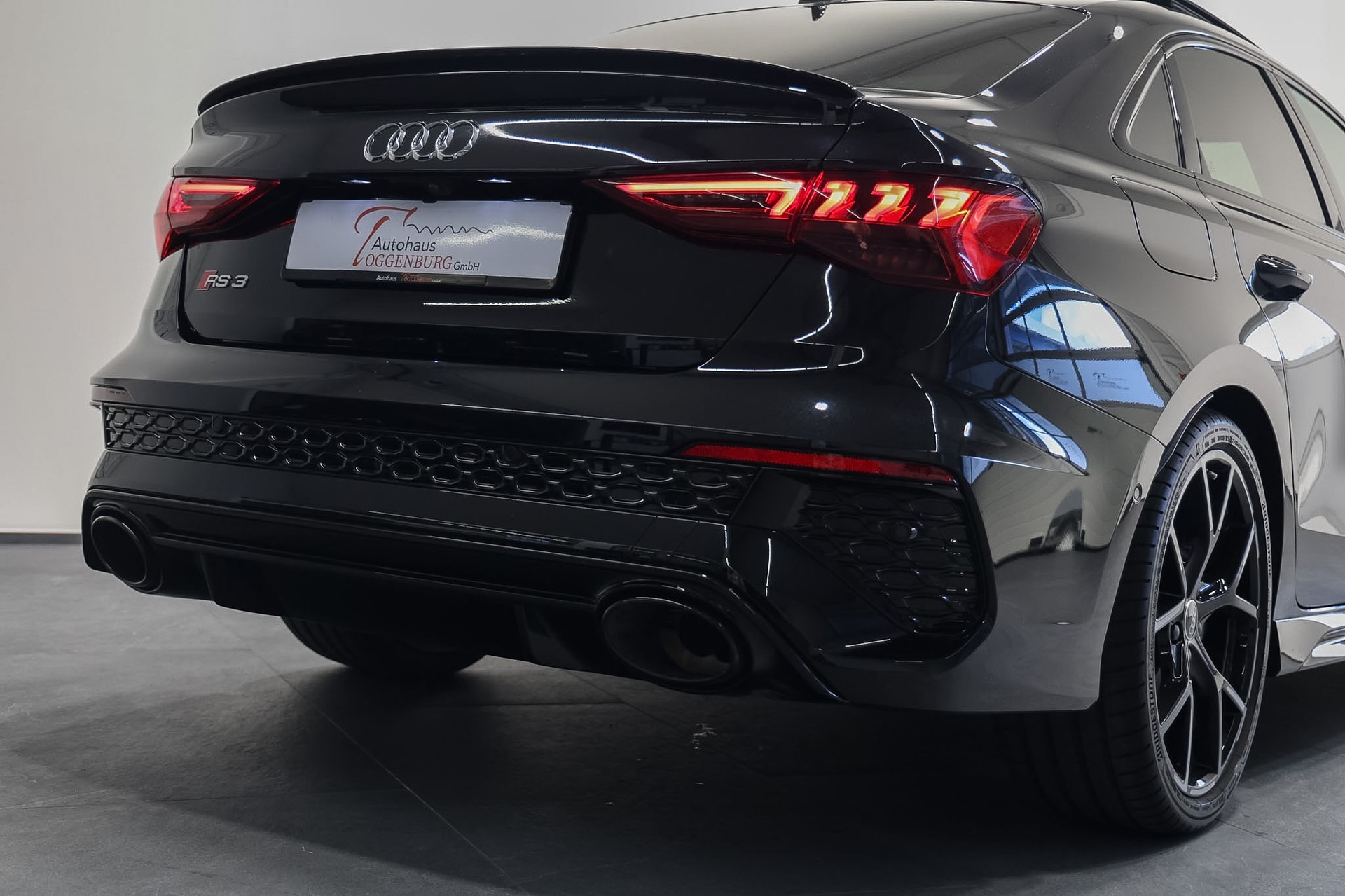 AUDI RS3 Limousine 2.5 TSI quattro S-tronic *Audi Werksgarantie bis 12.2026*-image-11