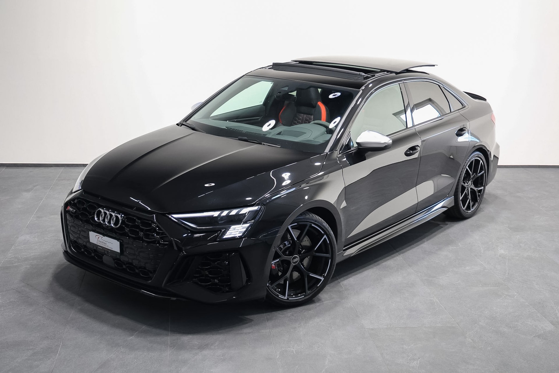 AUDI RS3 Limousine 2.5 TSI quattro S-tronic *Audi Werksgarantie bis 12.2026*-image-1