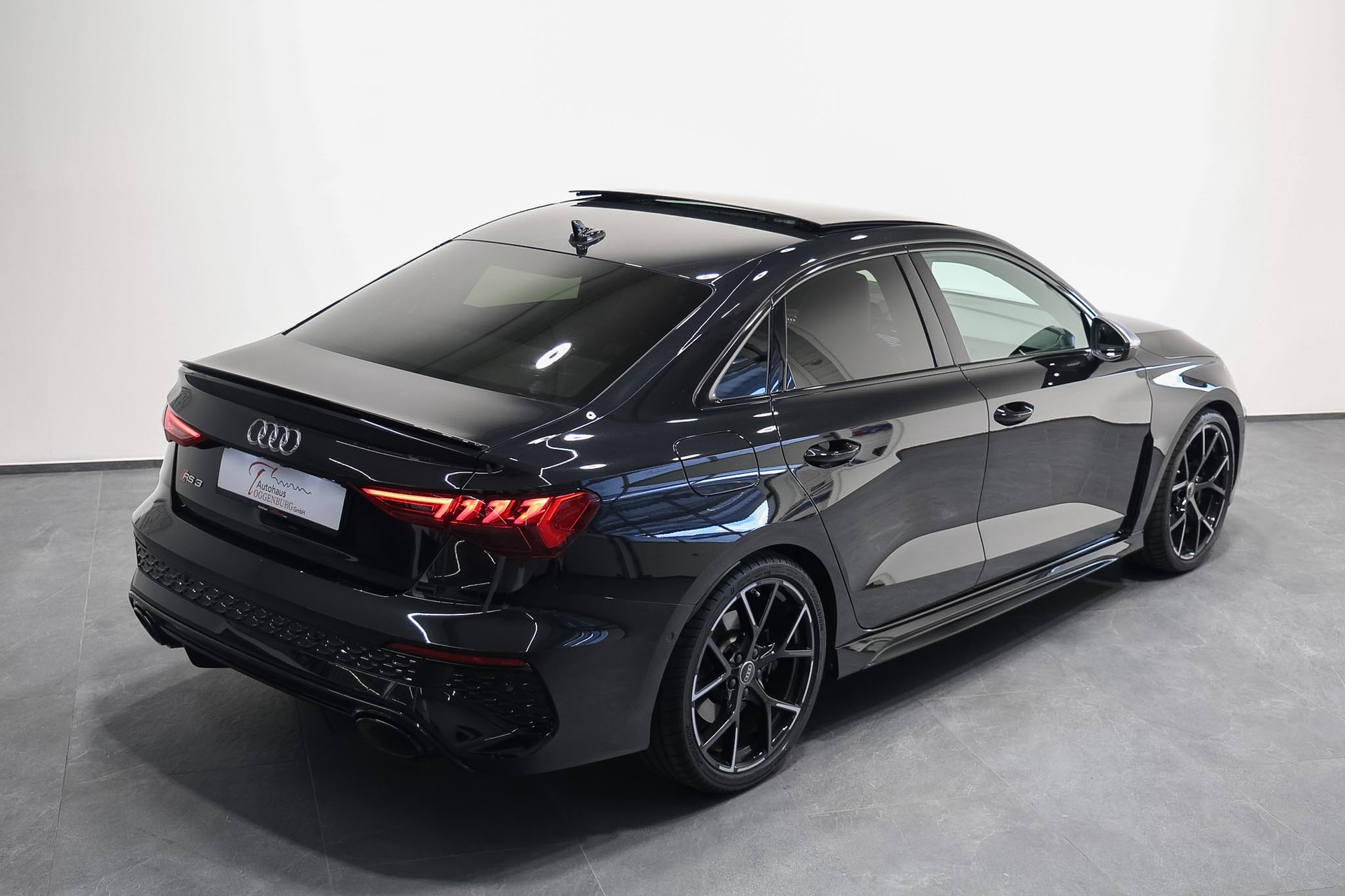 AUDI RS3 Limousine 2.5 TSI quattro S-tronic *Audi Werksgarantie bis 12.2026*-image-8