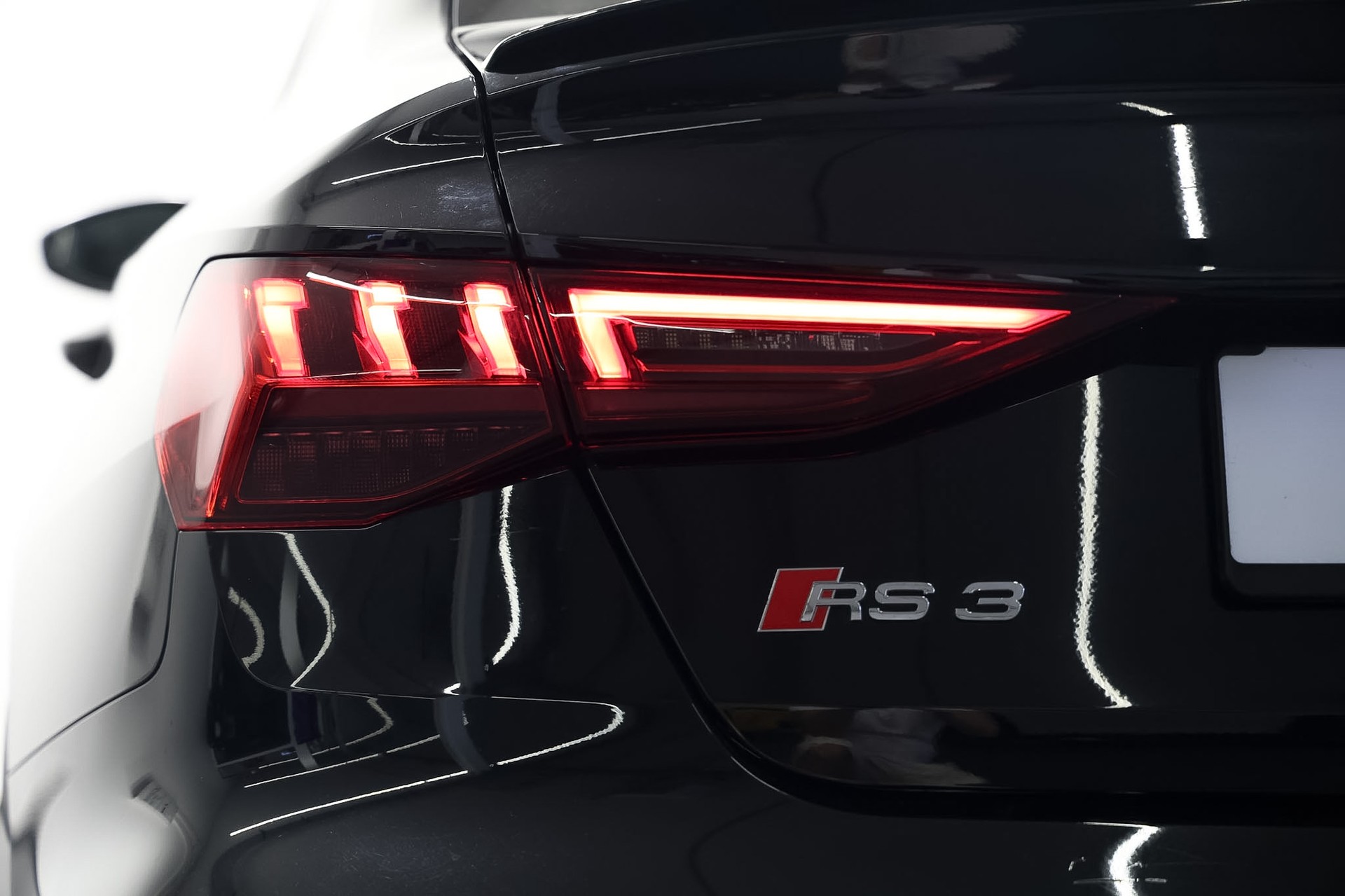 AUDI RS3 Limousine 2.5 TSI quattro S-tronic *Audi Werksgarantie bis 12.2026*-image-14