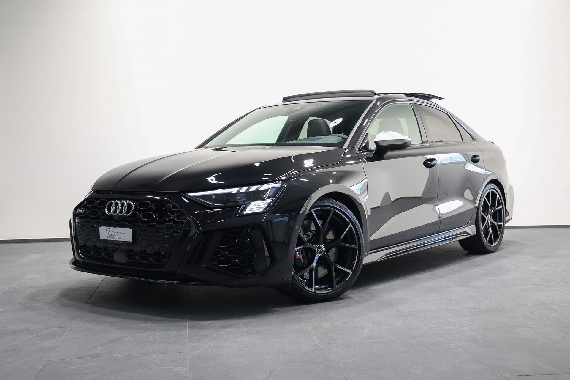 AUDI RS3 Limousine 2.5 TSI quattro S-tronic *Audi Werksgarantie bis 12.2026*-image-0
