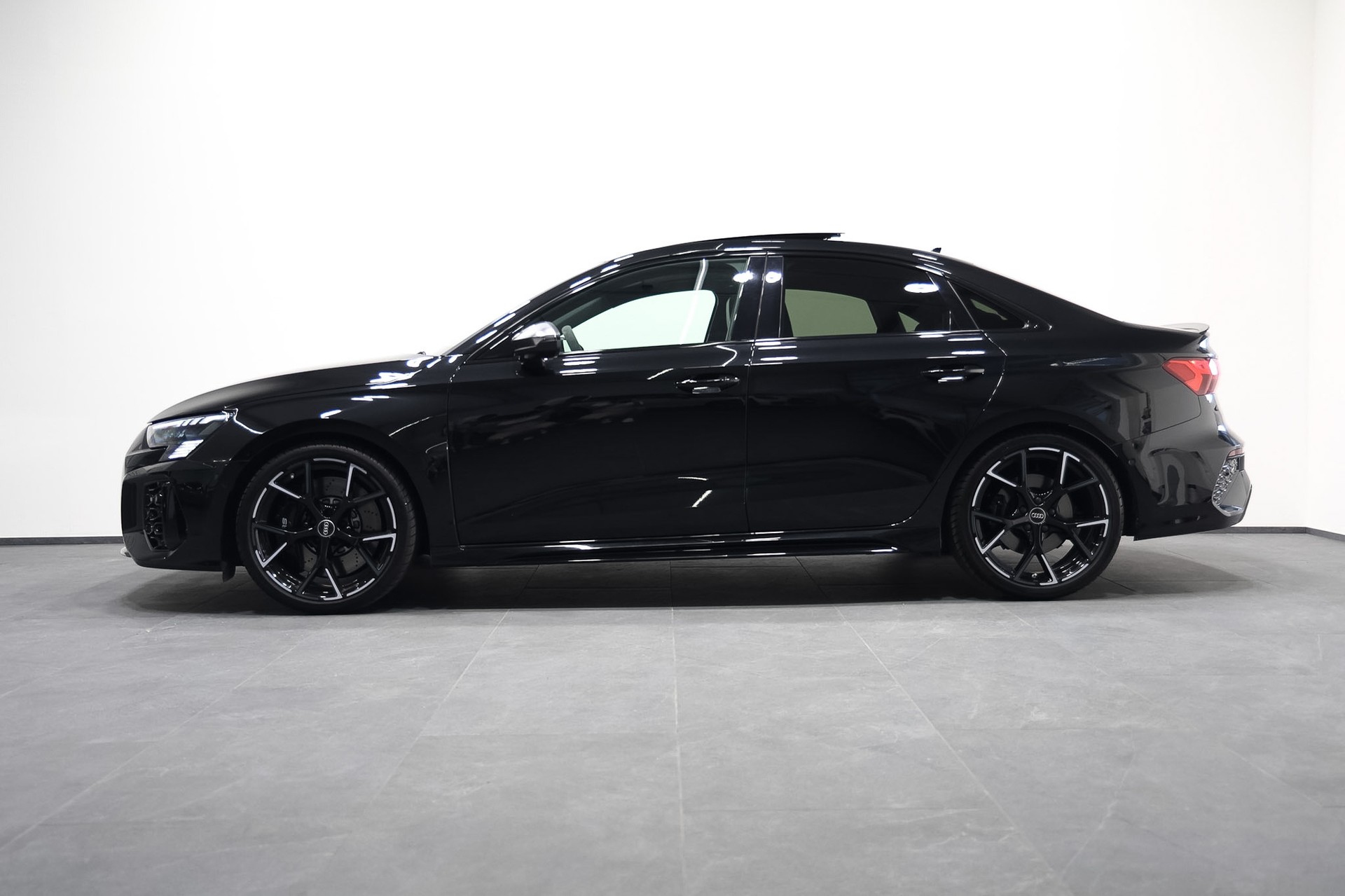 AUDI RS3 Limousine 2.5 TSI quattro S-tronic *Audi Werksgarantie bis 12.2026*-image-6