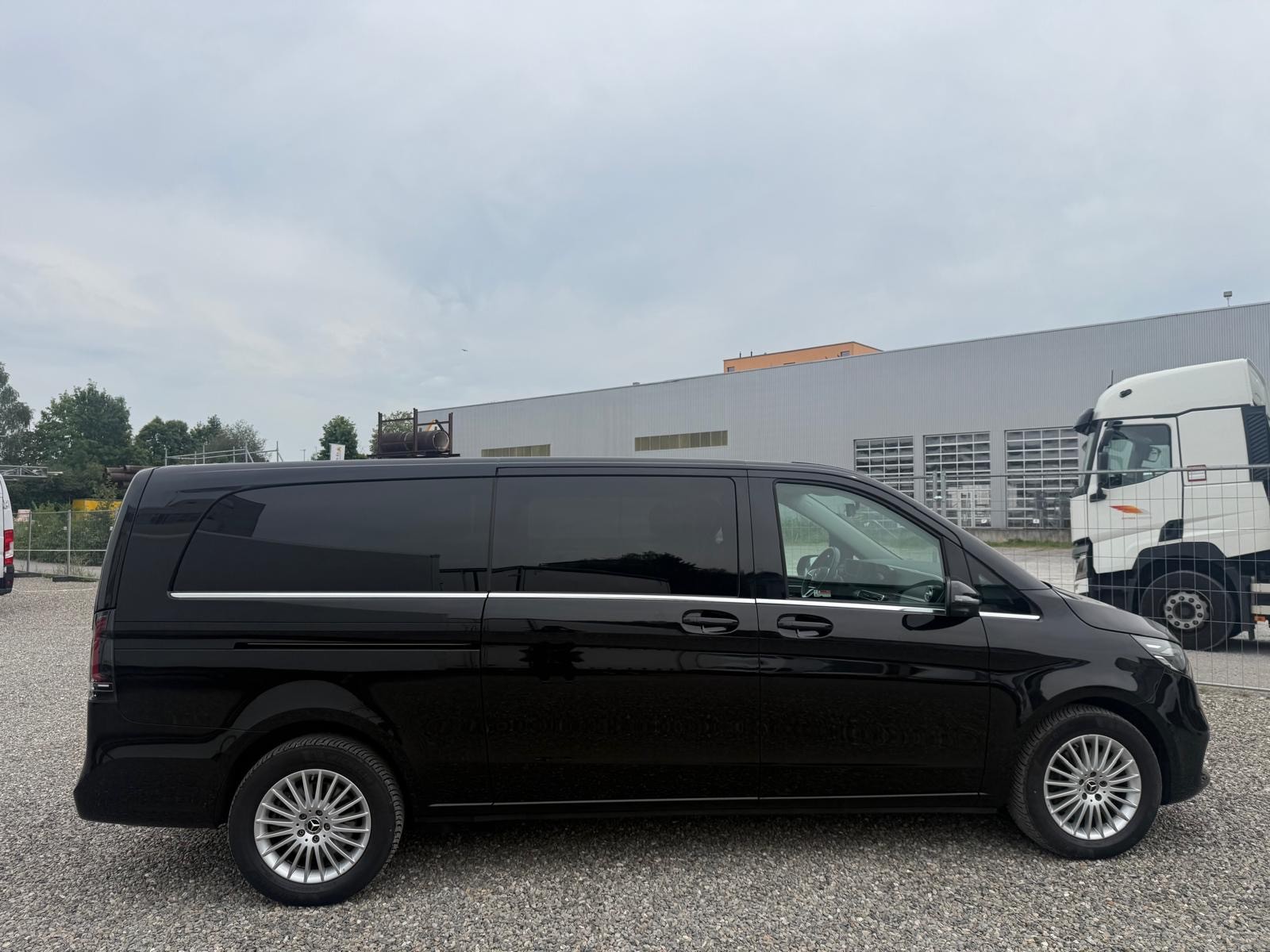 MERCEDES-BENZ V 300 d Extralang Avantgarde 9G-Tronic-image-5