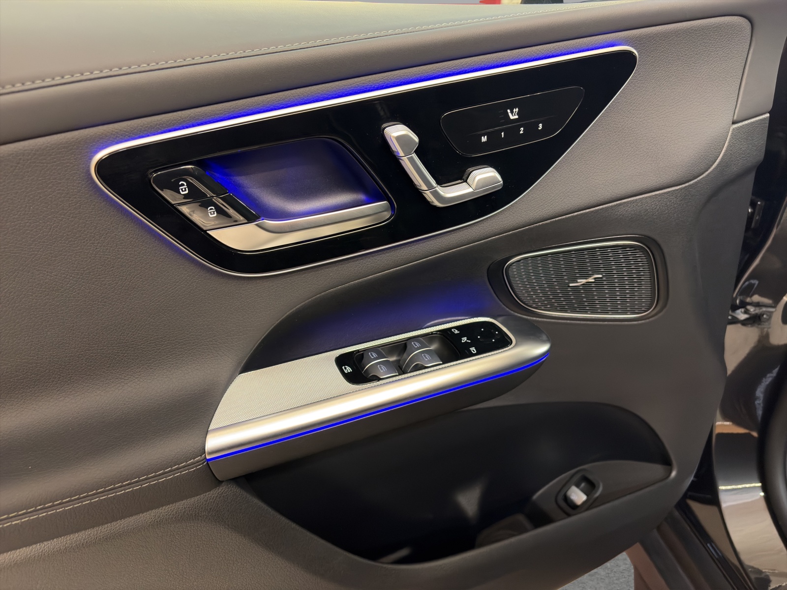 MERCEDES-BENZ GLC 200 4M - AMG / 360 Grad Kamera / Soundsytem / 20 Zoll Räder / metallic-image-9