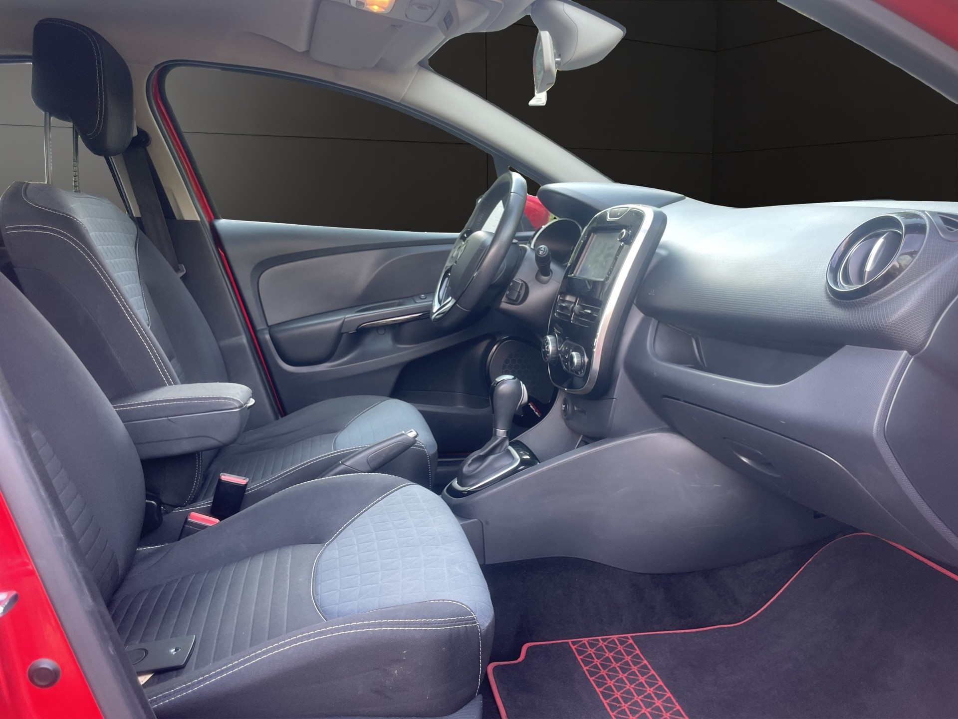 RENAULT Clio 1.2 16V T Swiss Edition EDC-image-12