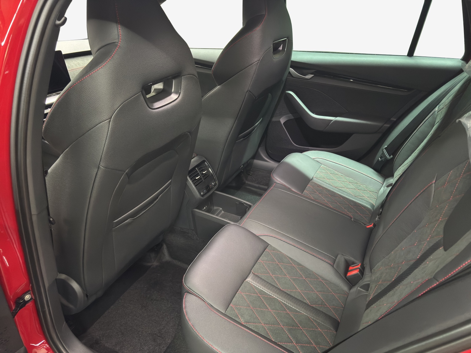 SKODA Octavia Combi 2.0 TSI DSG RS 30 Years Edition-image-10