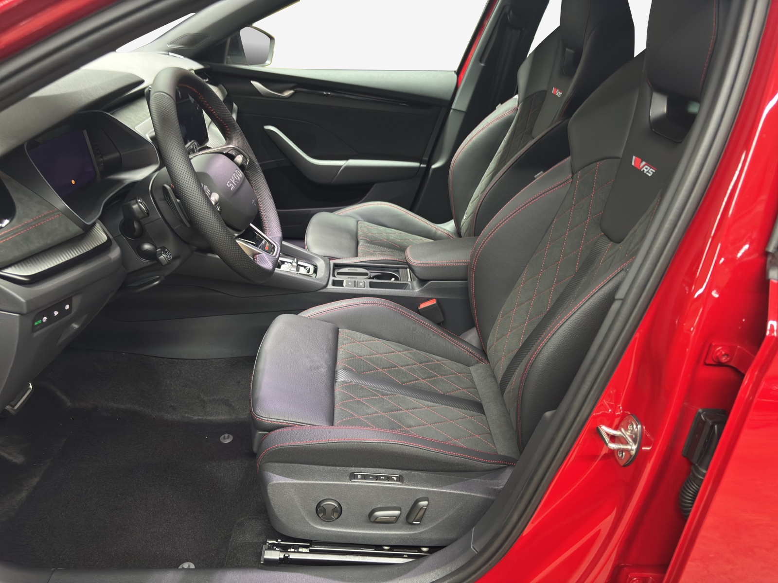 SKODA Octavia Combi 2.0 TSI DSG RS 30 Years Edition-image-6
