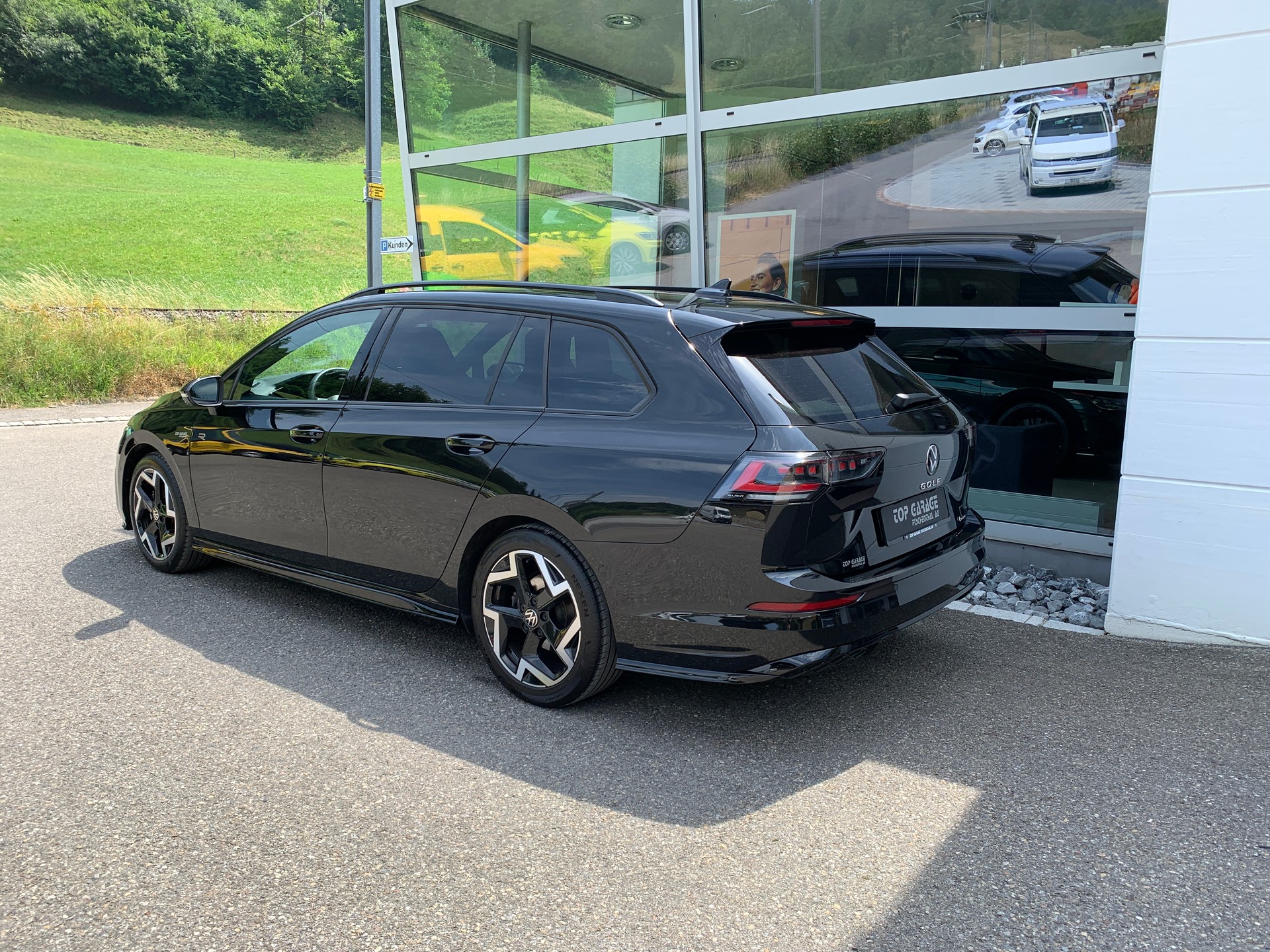 VW Golf Variant 2.0 TSI R-Line DSG 4 Motion-image-4