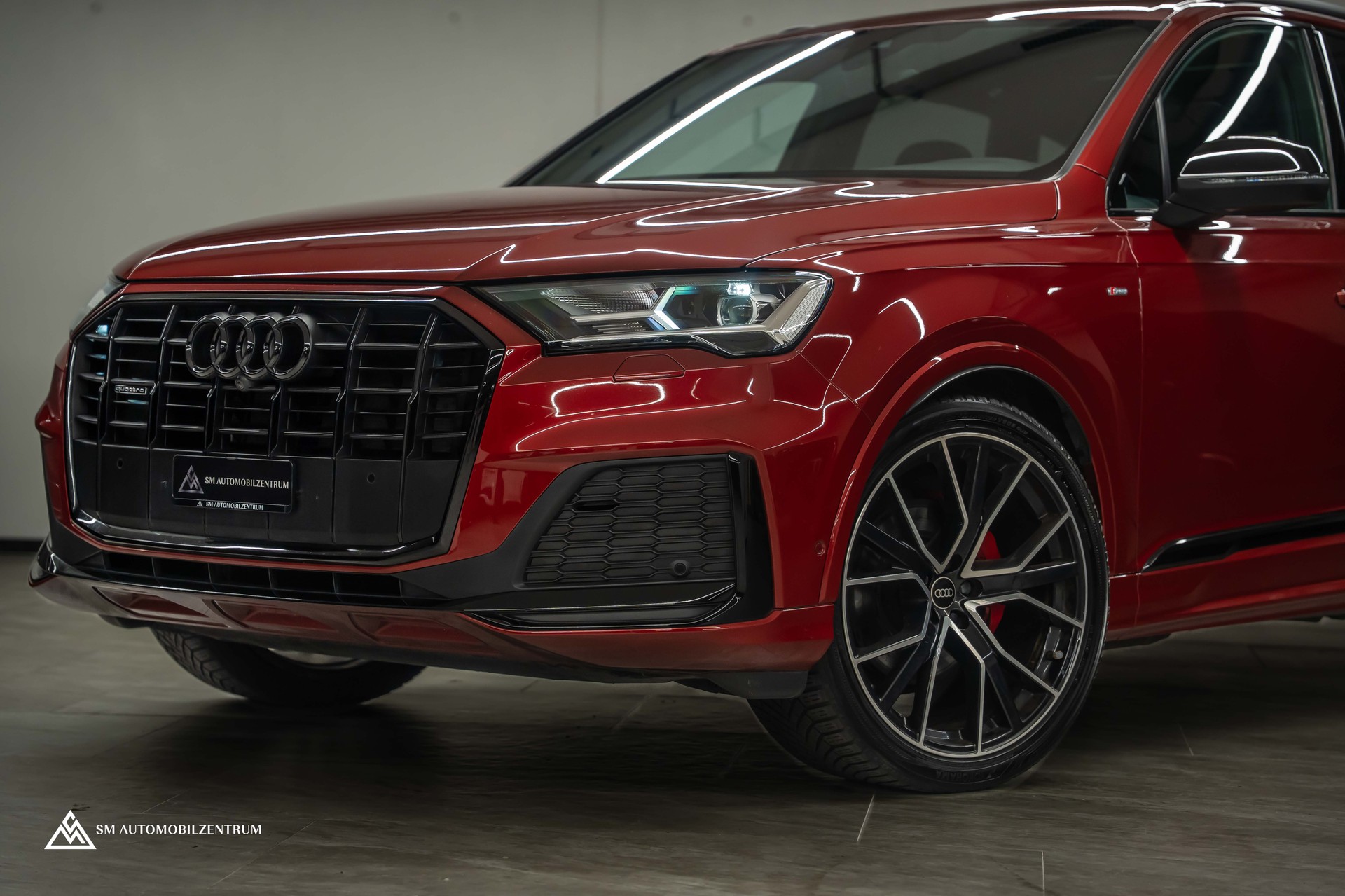 AUDI Q7 3.0 50 TDI S Line quattro T-Tronic / Panorama / Standheizung- / Lüftung / 22" Räder-showroom-element-1