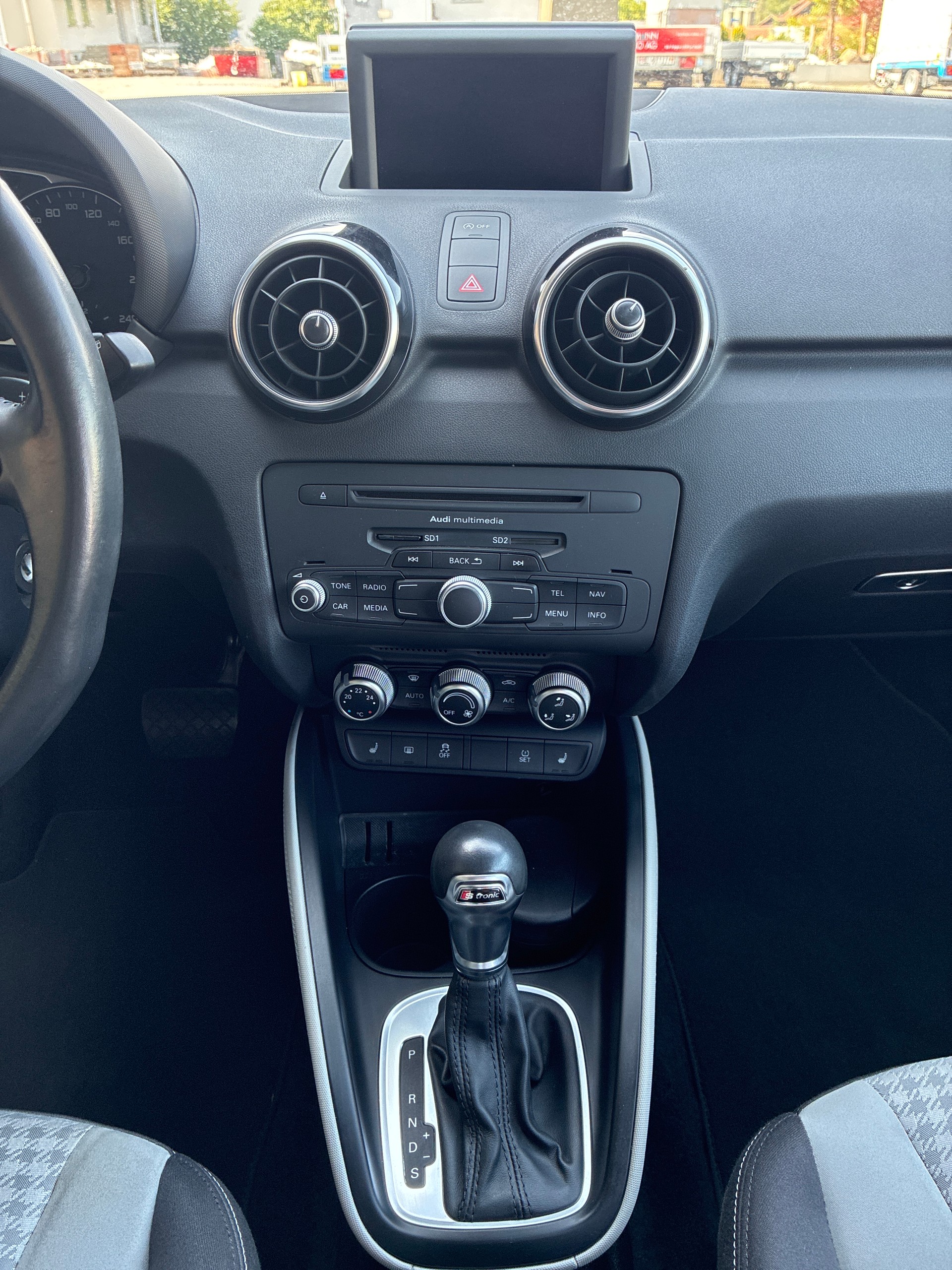 AUDI A1 Sportback 1.4 TFSI Ambition S-tronic-image-9