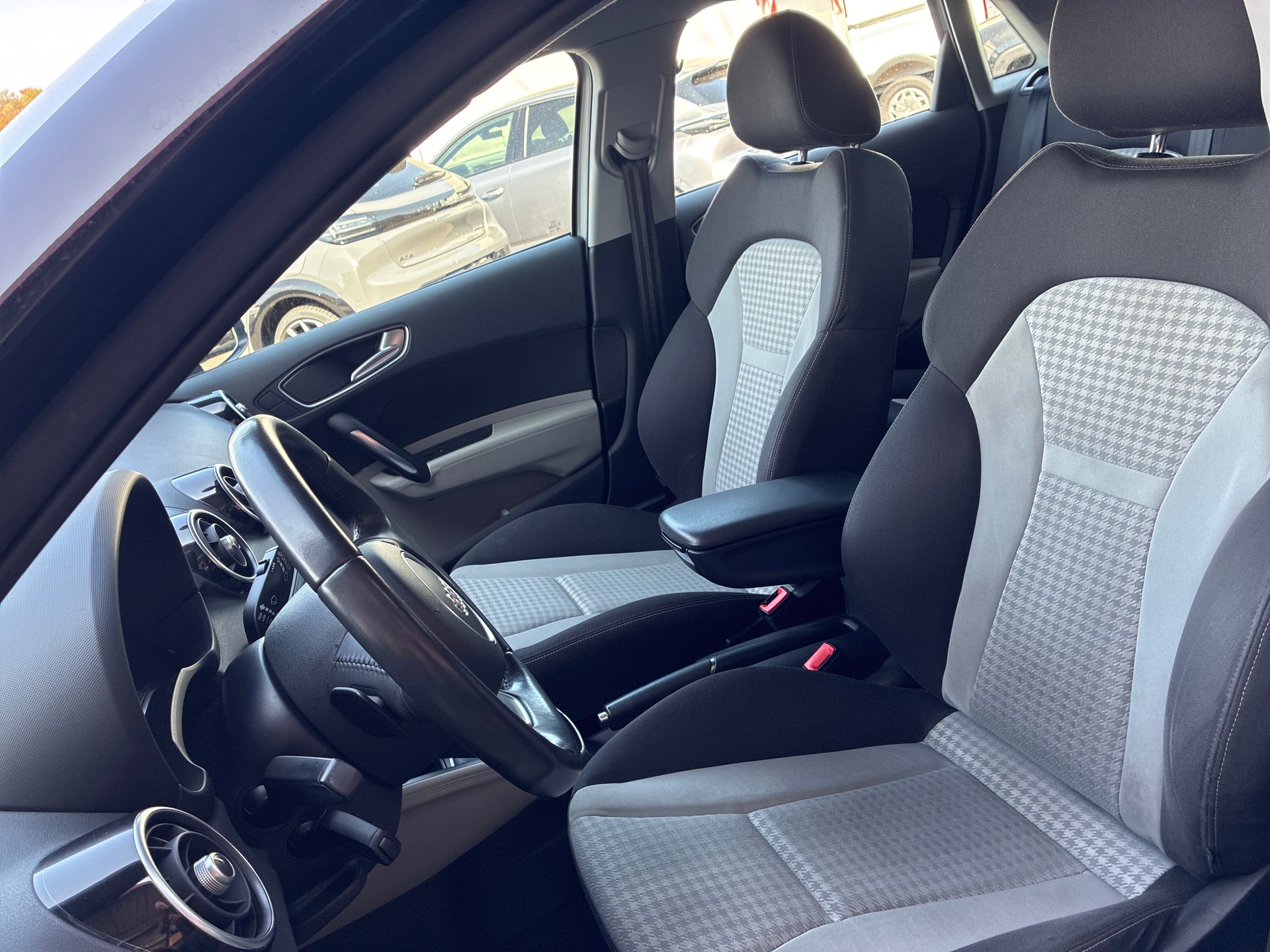AUDI A1 Sportback 1.4 TFSI Ambition S-tronic-image-13