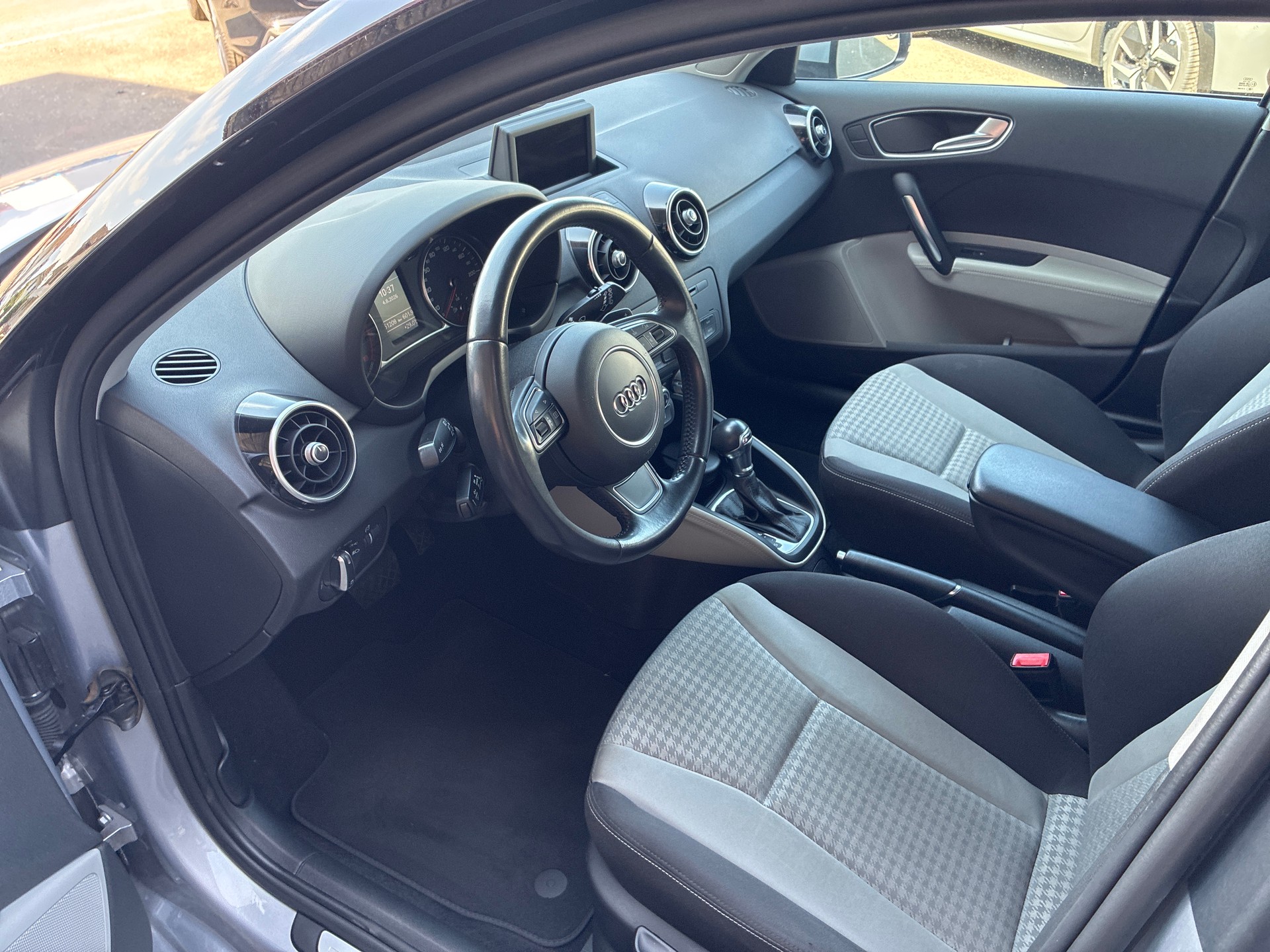 AUDI A1 Sportback 1.4 TFSI Ambition S-tronic-image-12