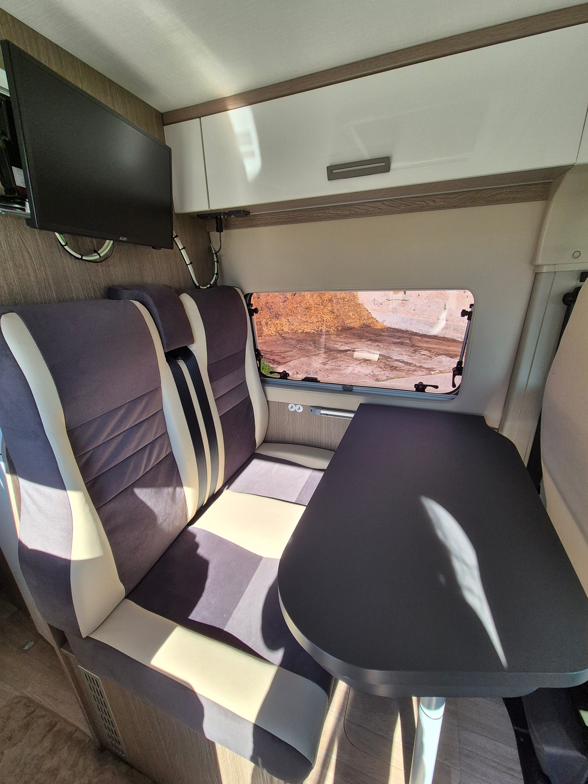 FIAT Challenger V/210 VIP-image-4