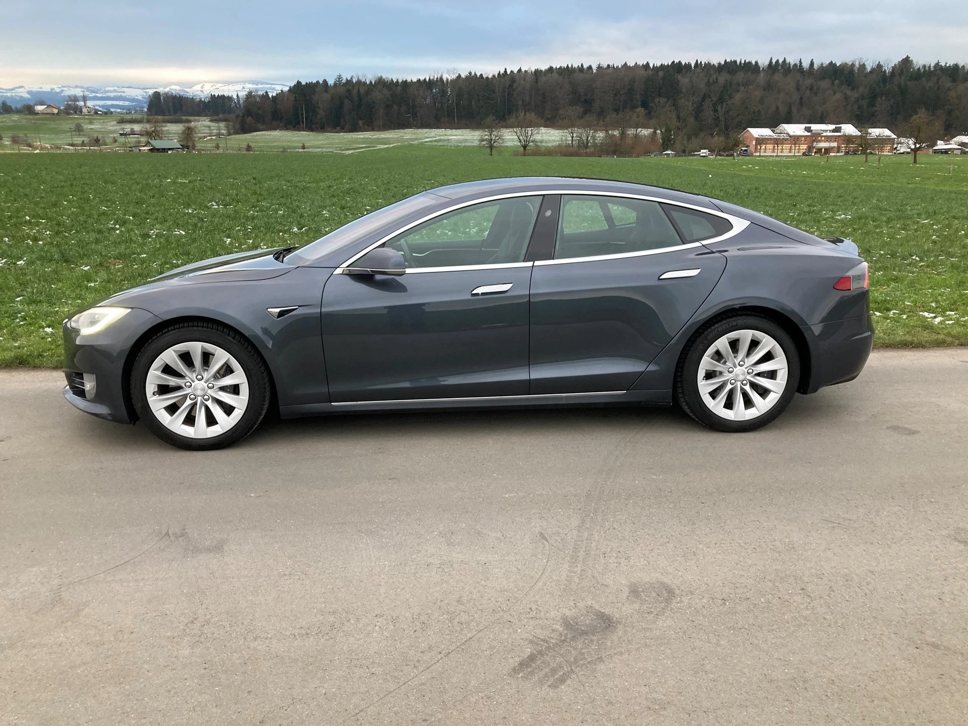 TESLA Model S 75 D-image-4