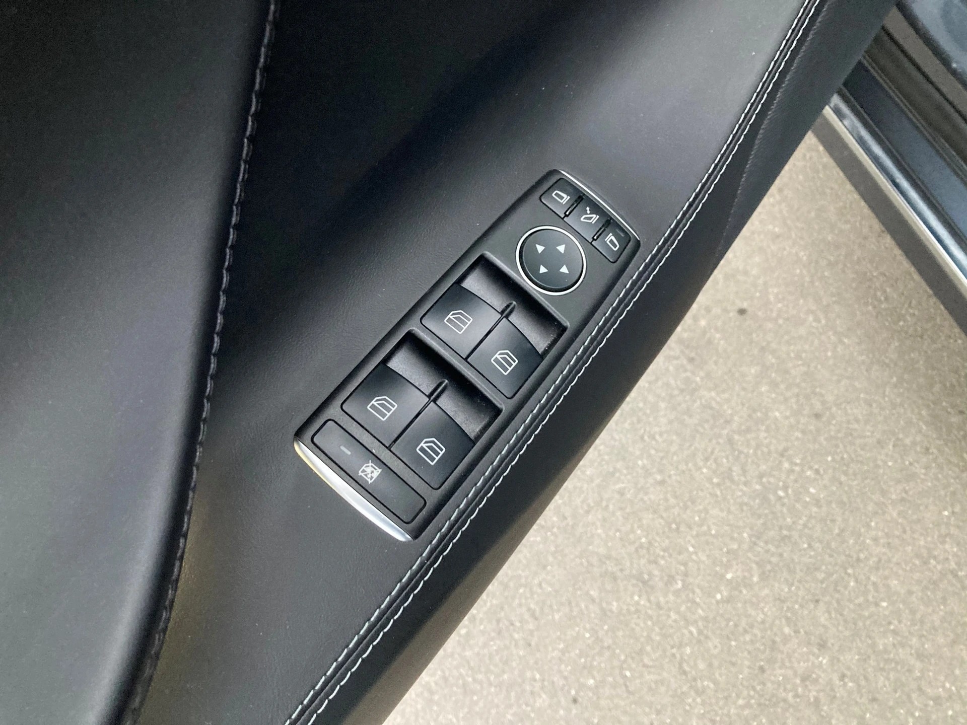 TESLA Model S 75 D-image-12