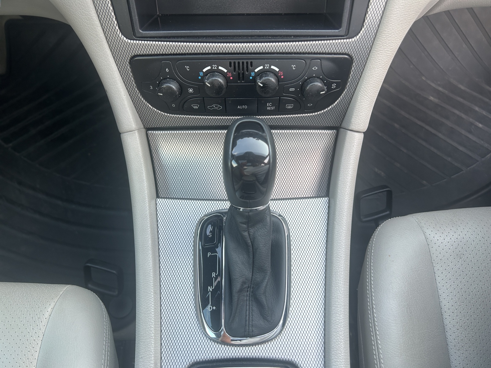 MERCEDES-BENZ C 200 Kompressor-image-12