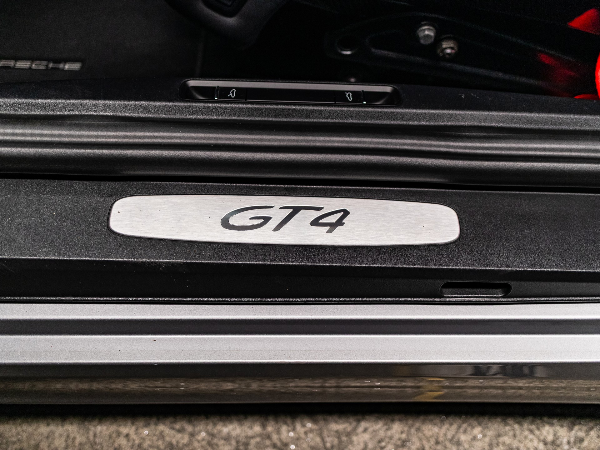 PORSCHE Cayman GT4-image-9