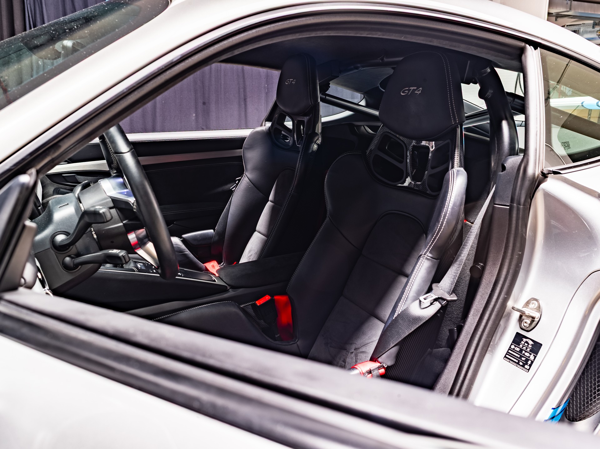 PORSCHE Cayman GT4-image-15
