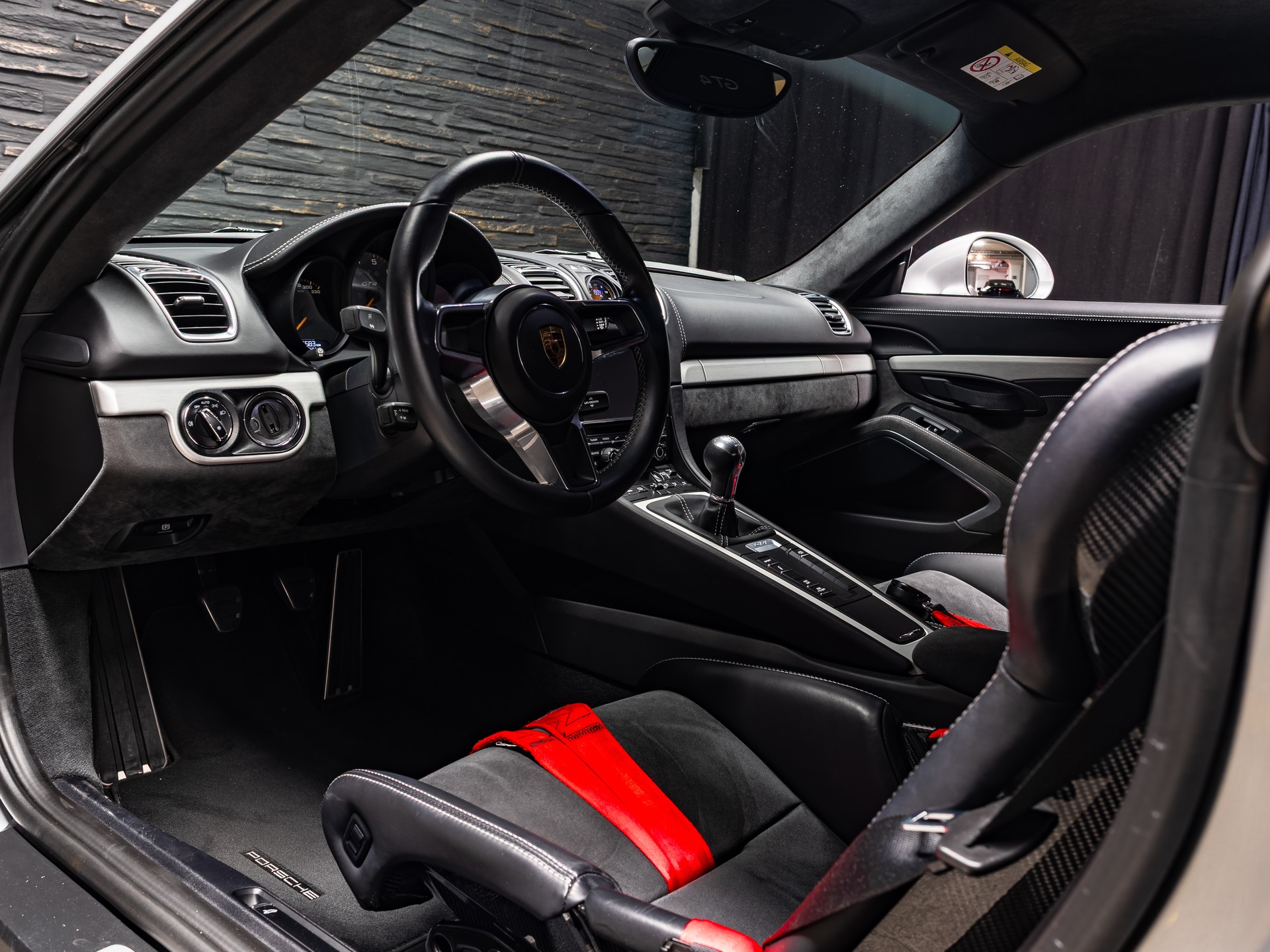 PORSCHE Cayman GT4-image-7
