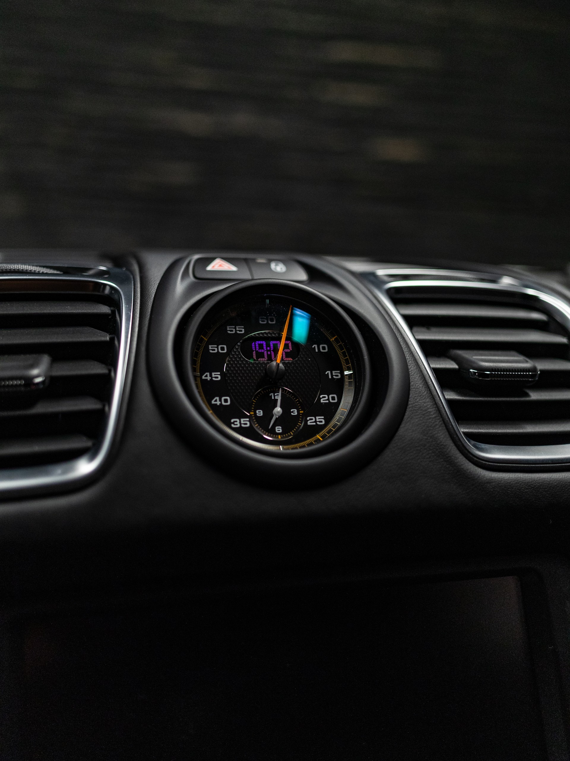 PORSCHE Cayman GT4-image-16
